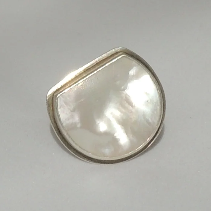 Mother-of-pearl ring