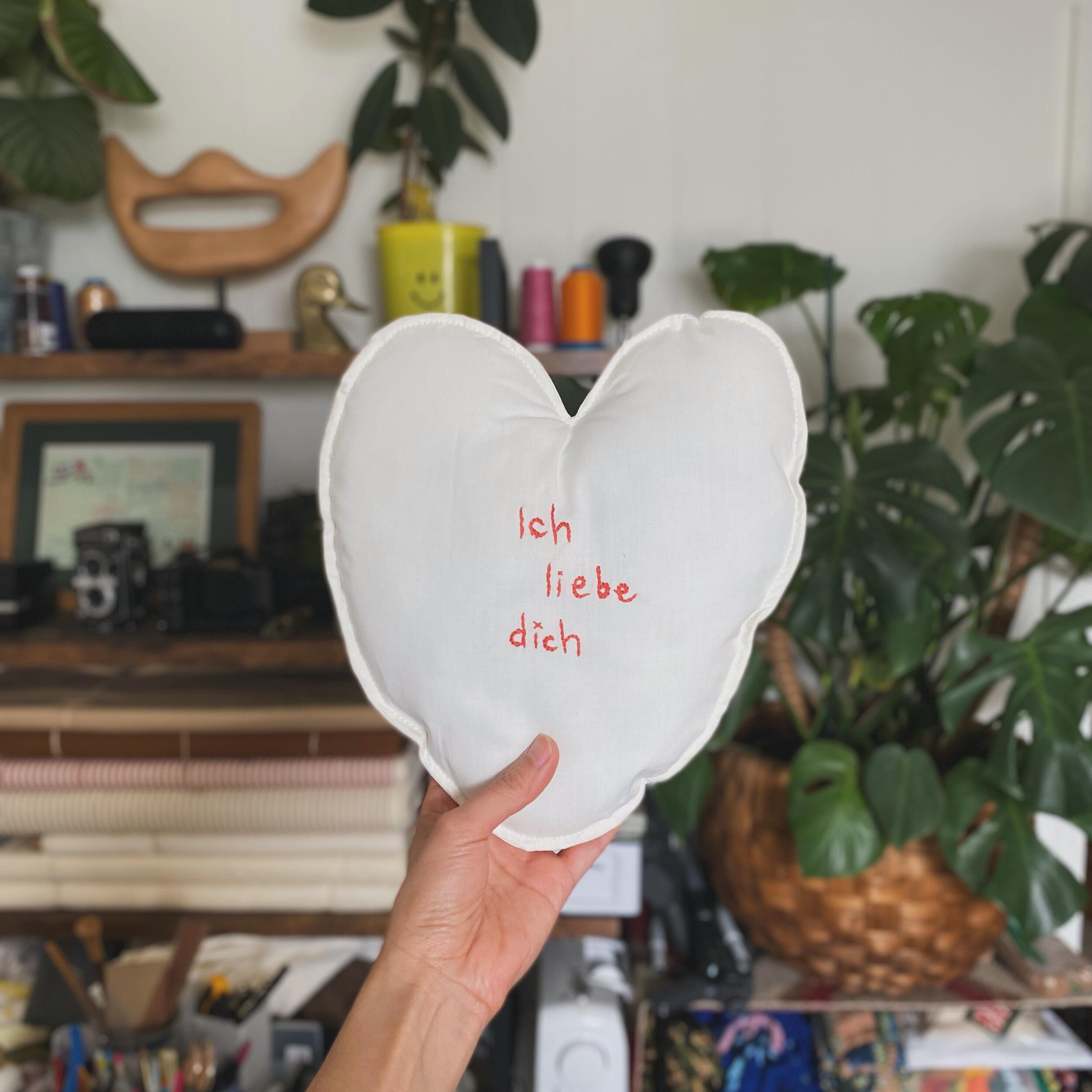 Happy Valentine&rsquo;s Day everyone ❤️ this year in Deutsch 😘😘😘 #handmade #heartshaped #pillow #valentines