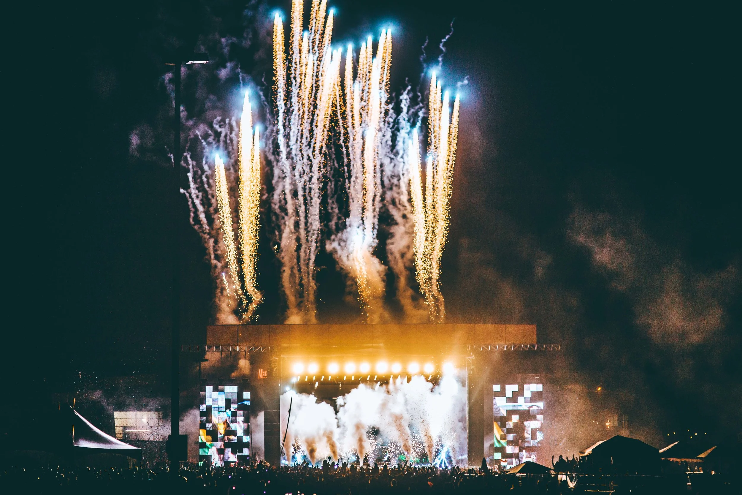 THE CHAINSMOKERS