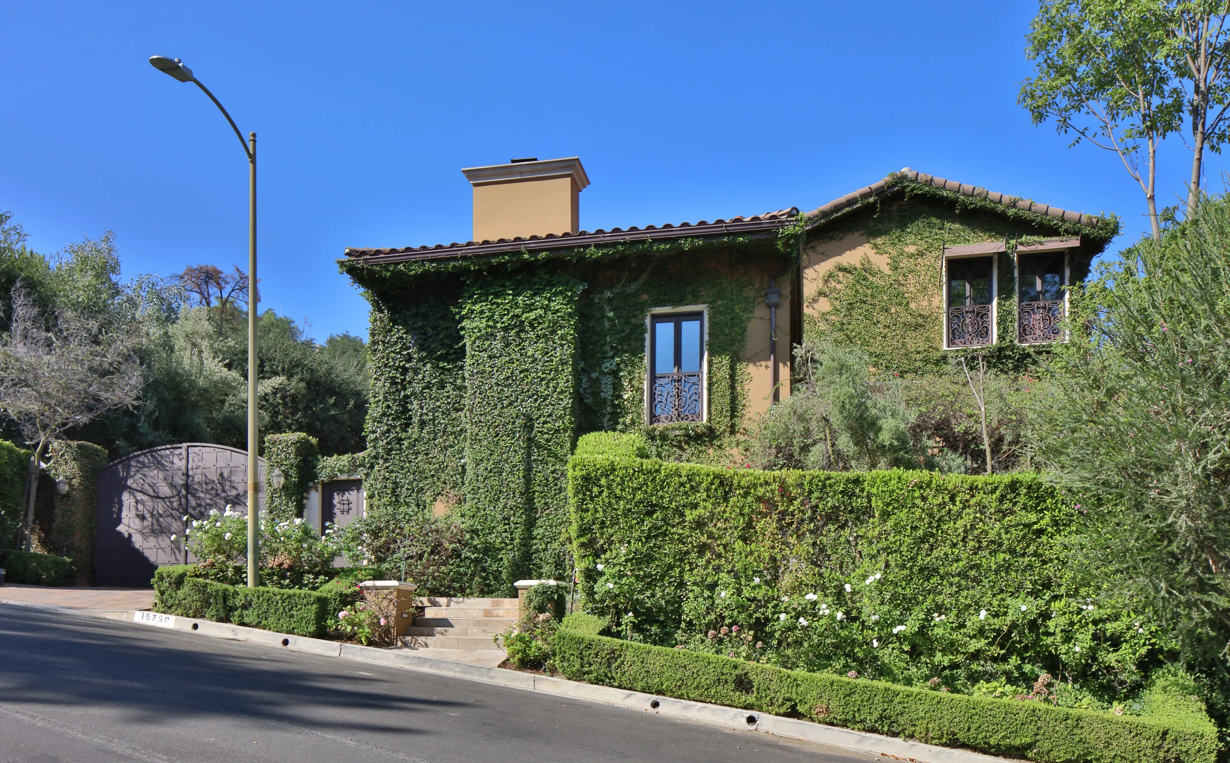 15750 Castlewoods Dr |  Sherman Oaks