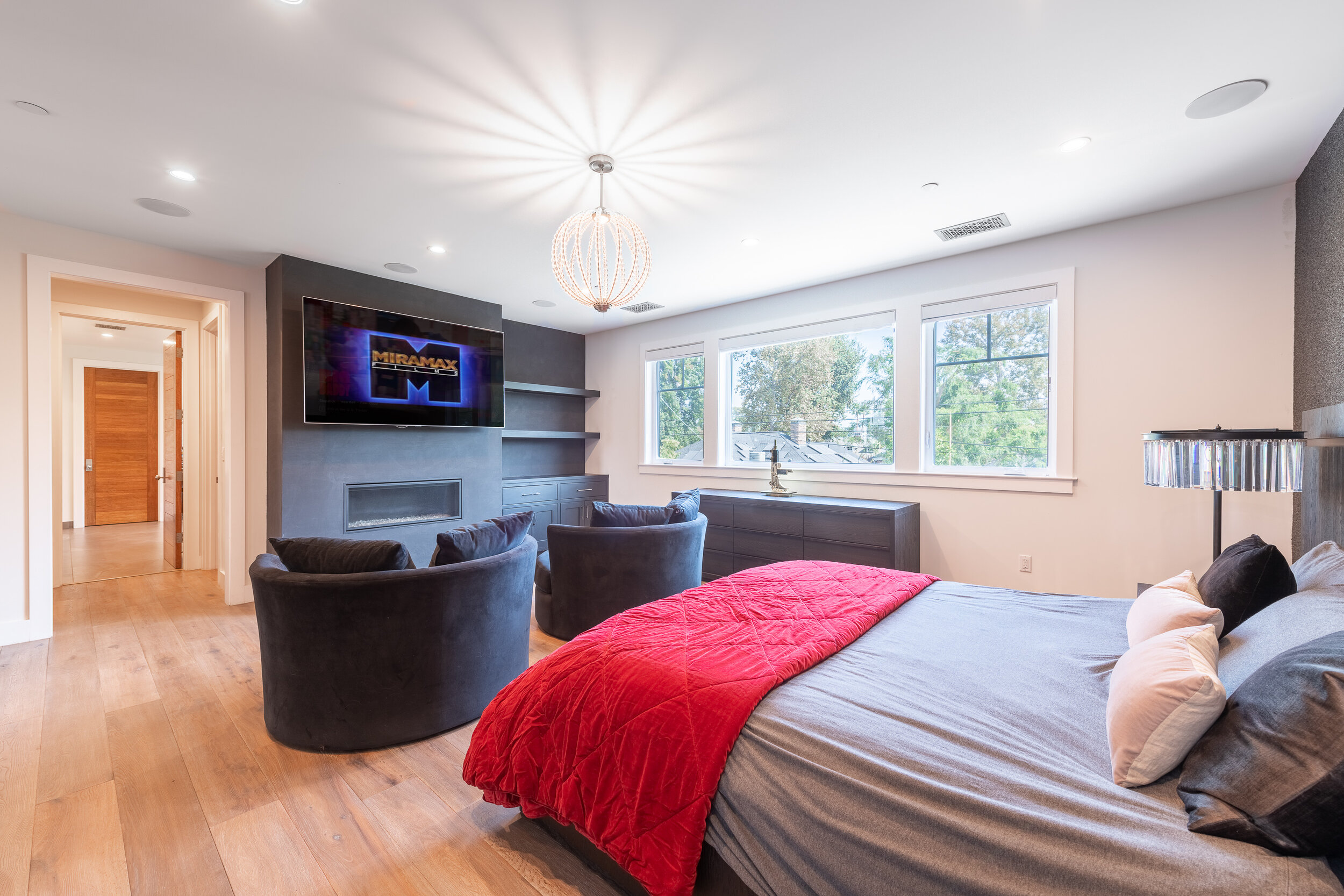 39 4510 Radford Ave.jpg