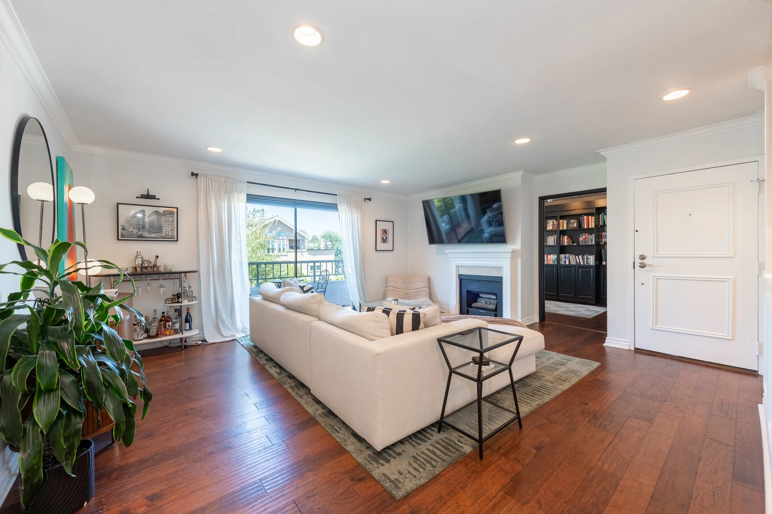 6 4370 Troost Ave #201.jpg