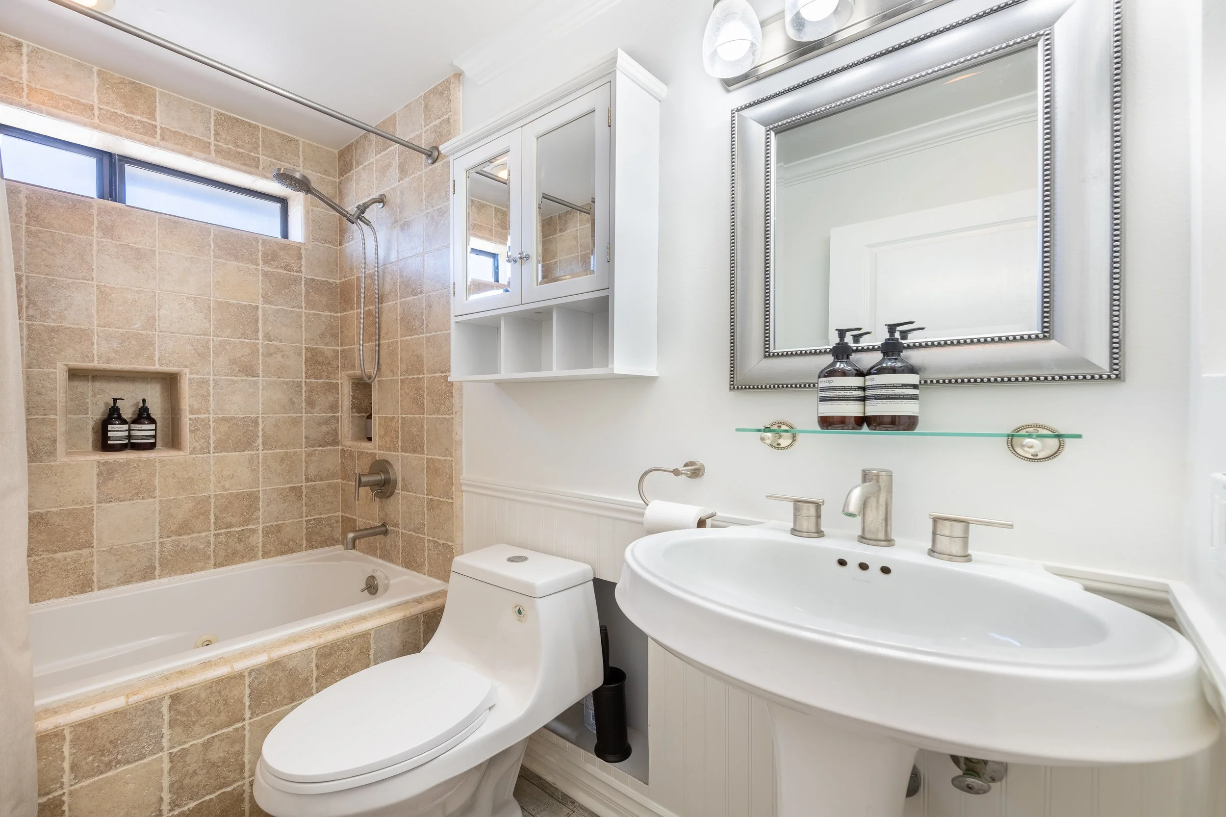 24 4370 Troost Ave #201.jpg