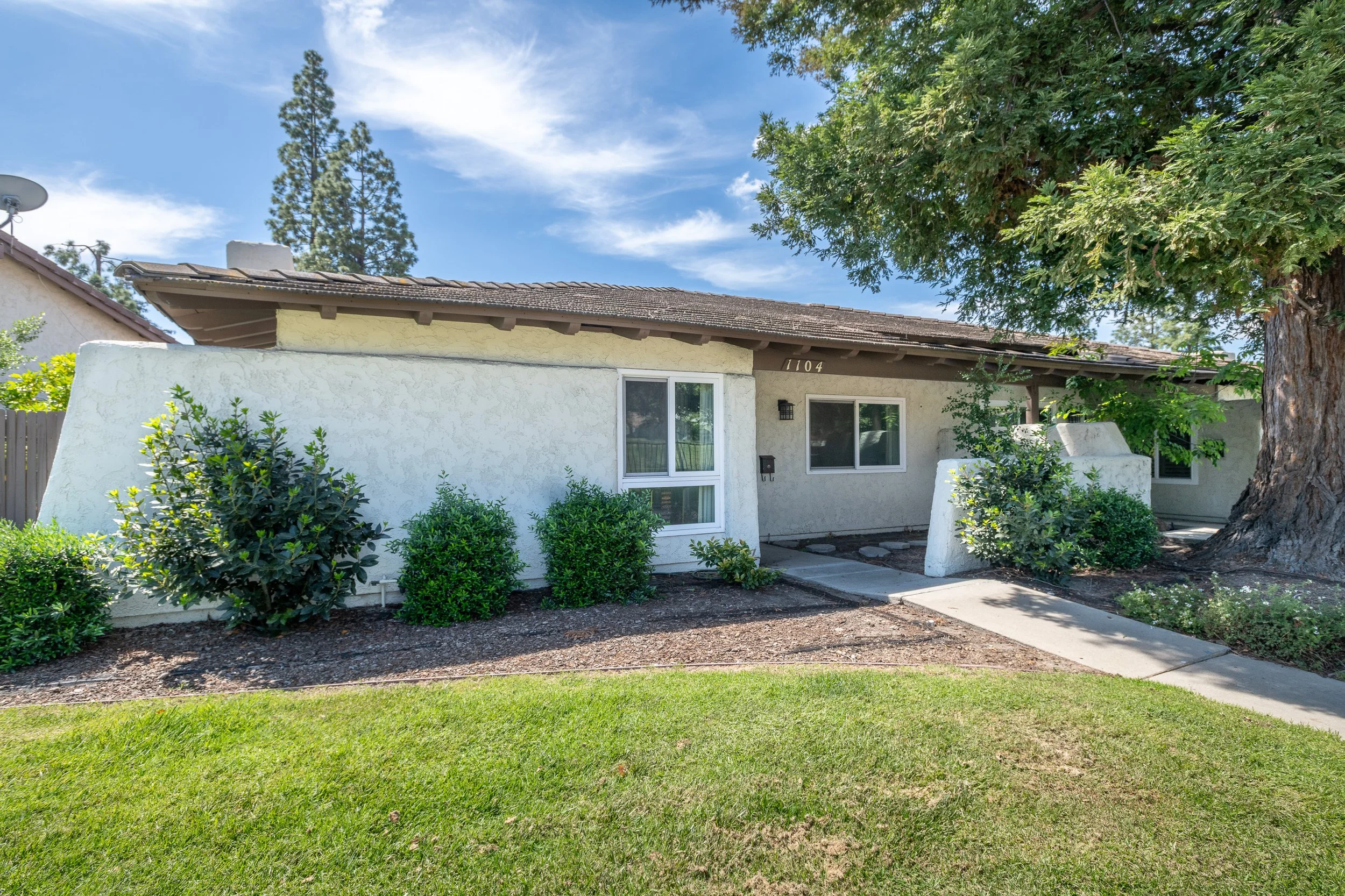 2    1104 Glenbridge Cr.jpg