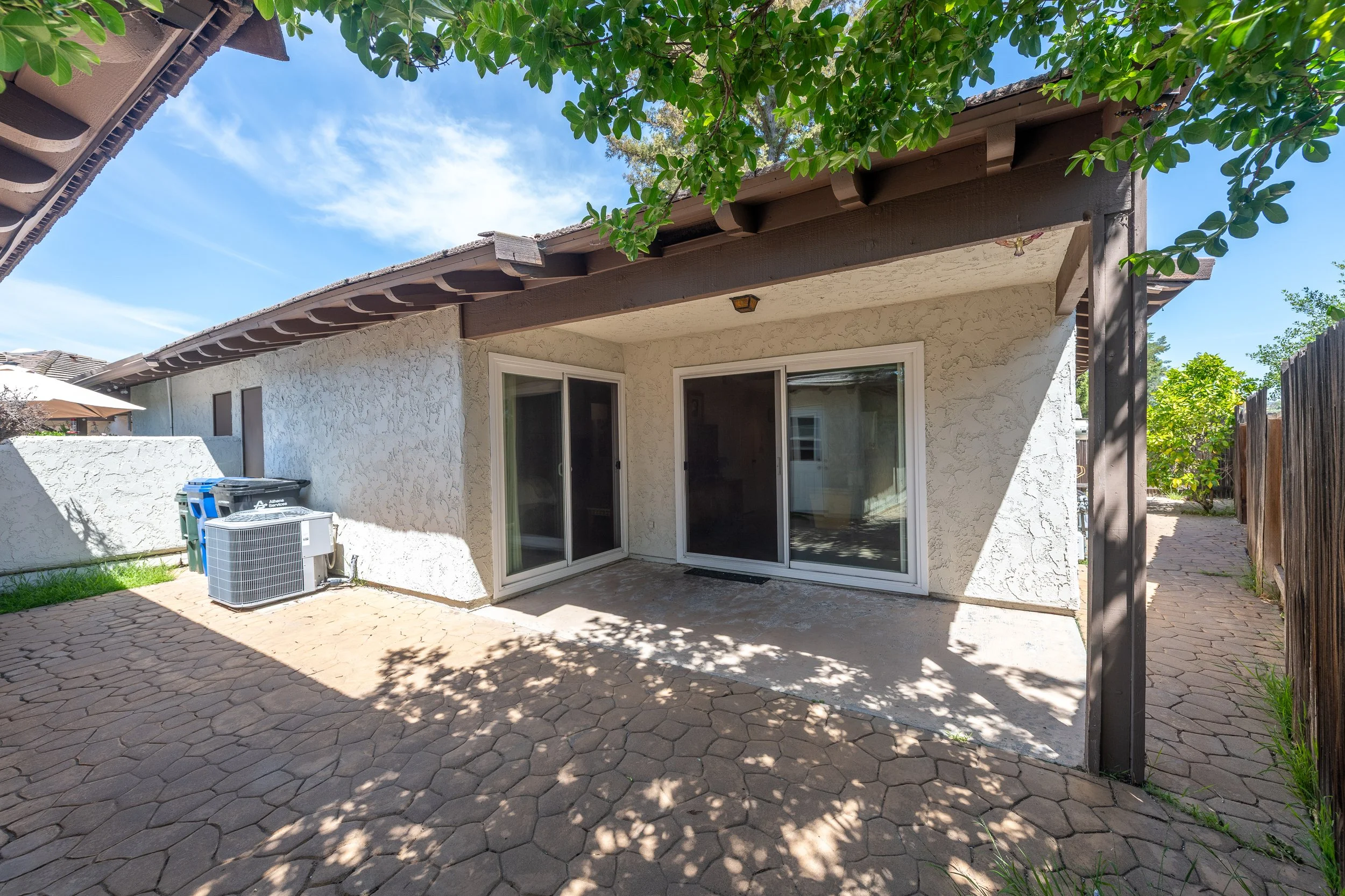 24    1104 Glenbridge Cr.jpg