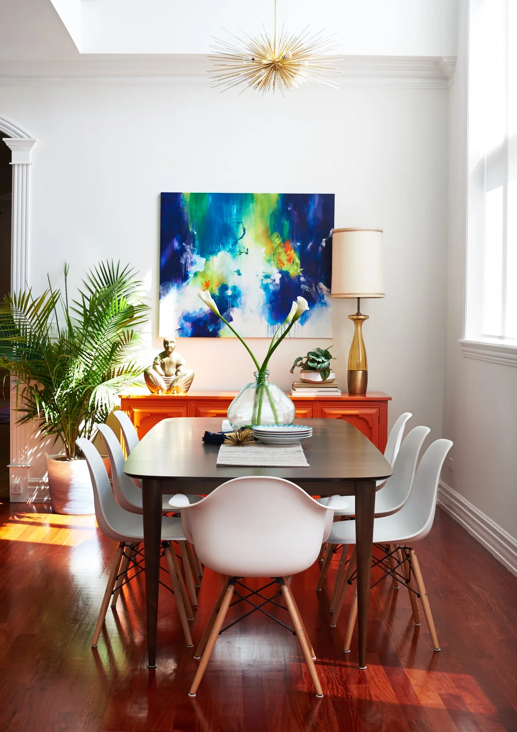 unpatterned-glam-great-room-chicago-chandelier