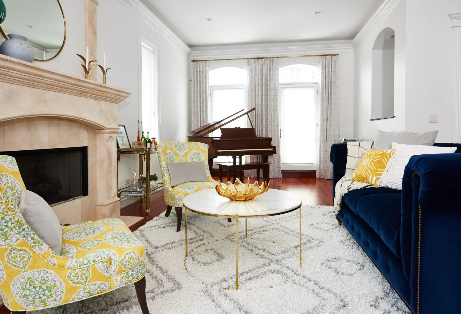 Unpatterned Chicago Glam Great Room Chesterfield Sofa