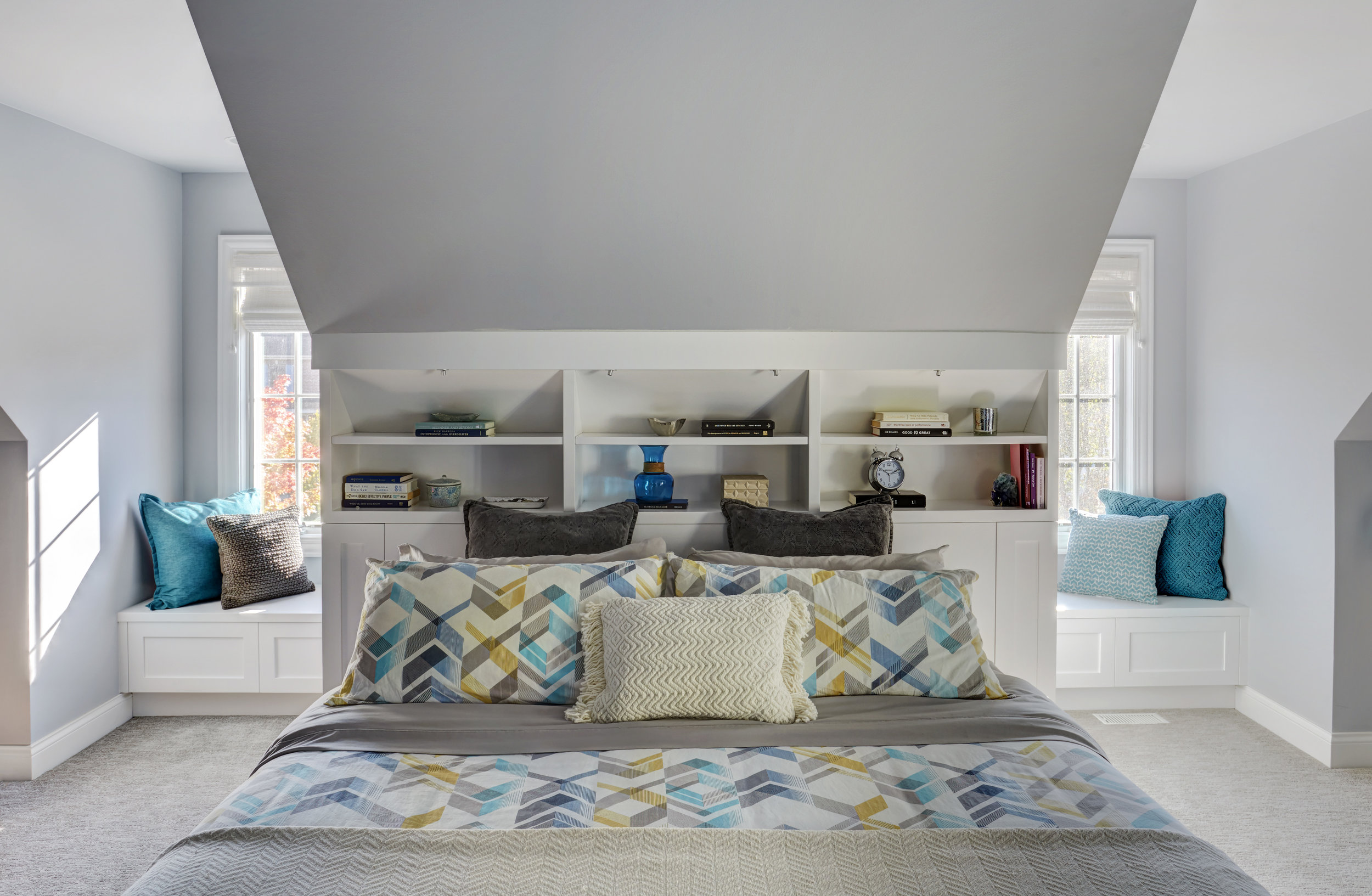 Unpatterned Chicago Master Suite Bed