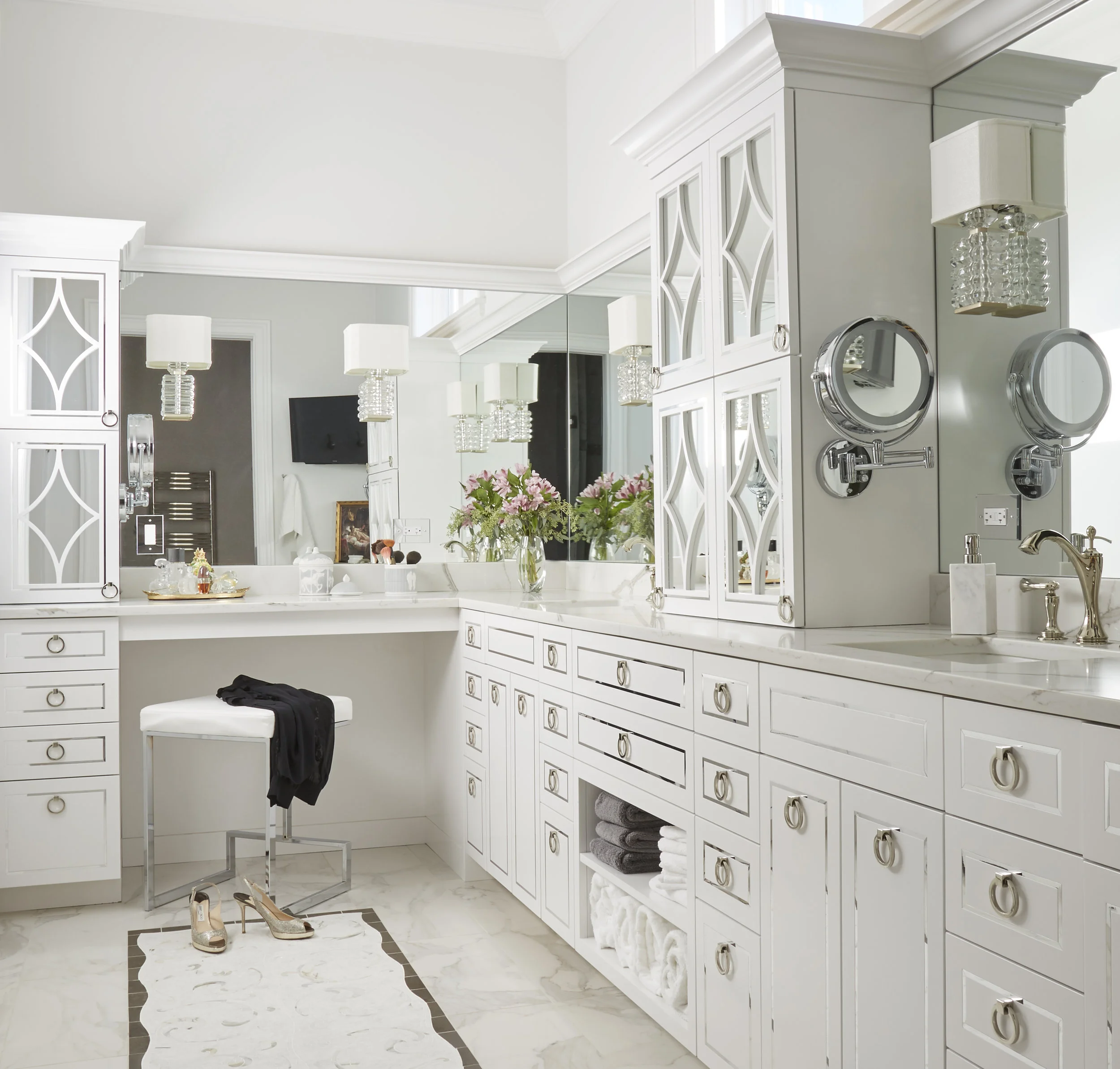 Unpatterned Chicago Glamorous Bathroom