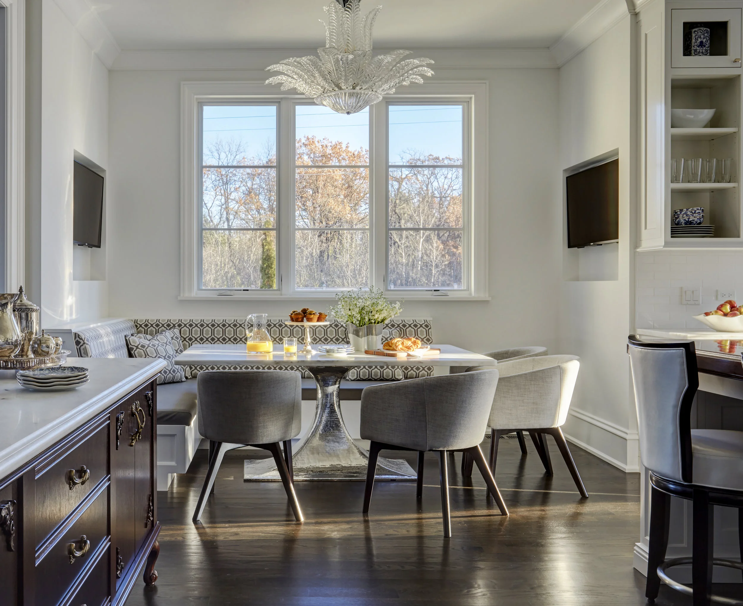 Unpatterned Chicago New Build Kitchen Nook
