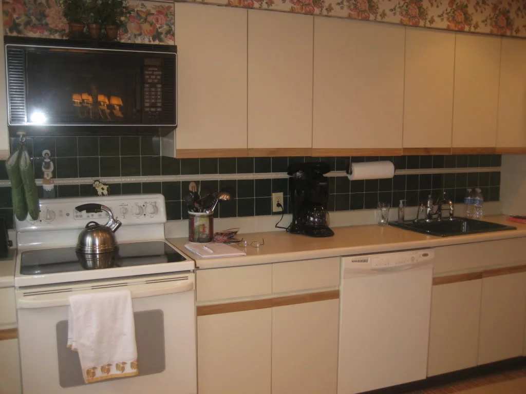 Painting-Formica-Cabinets-In-Kitchen.jpg
