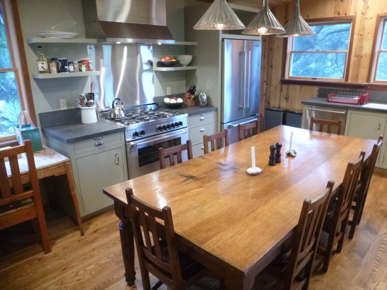 Low VOC finishes & reclaimed furniture
