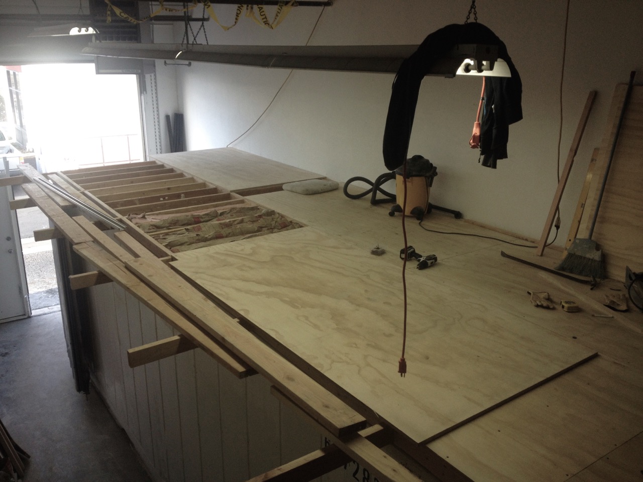 Expanded loft work zone: The top of the container becomes the platform for the brewing activities.