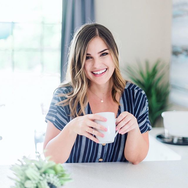 Hi! I see some new friends!⁠⠀
⁠⠀
I'm Kaitlyn 👋🏻 ⠀
⁠⠀
I'm a business mindset coach. I work with biz owners who have reached a level of success that many aspire to...⁠⠀
⁠⠀
...They've worked with clients⁠⠀
...They've made some money⁠⠀
...Heck, people 