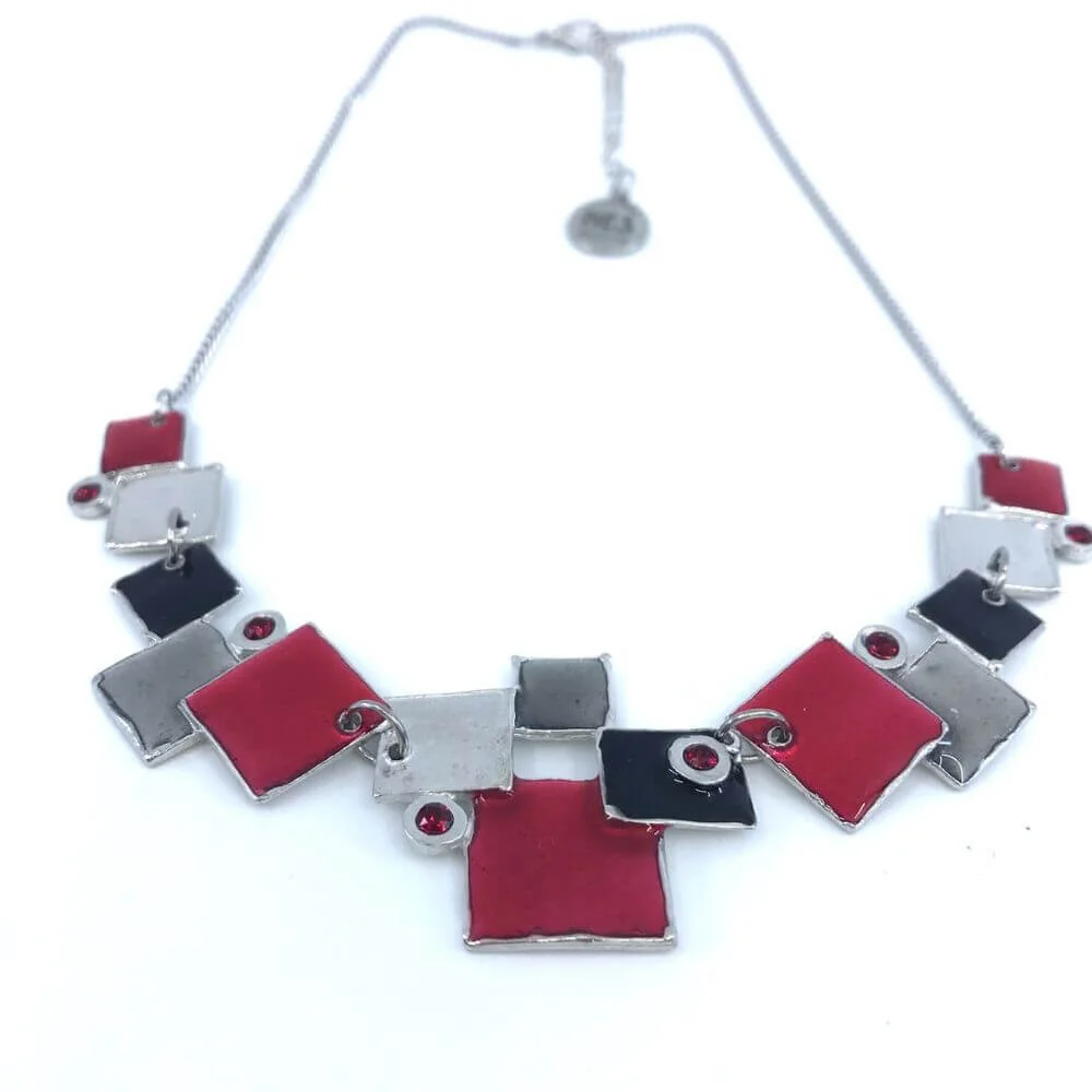 collier en étain de formes carrés organique. couleur rouge, créations québécoise
