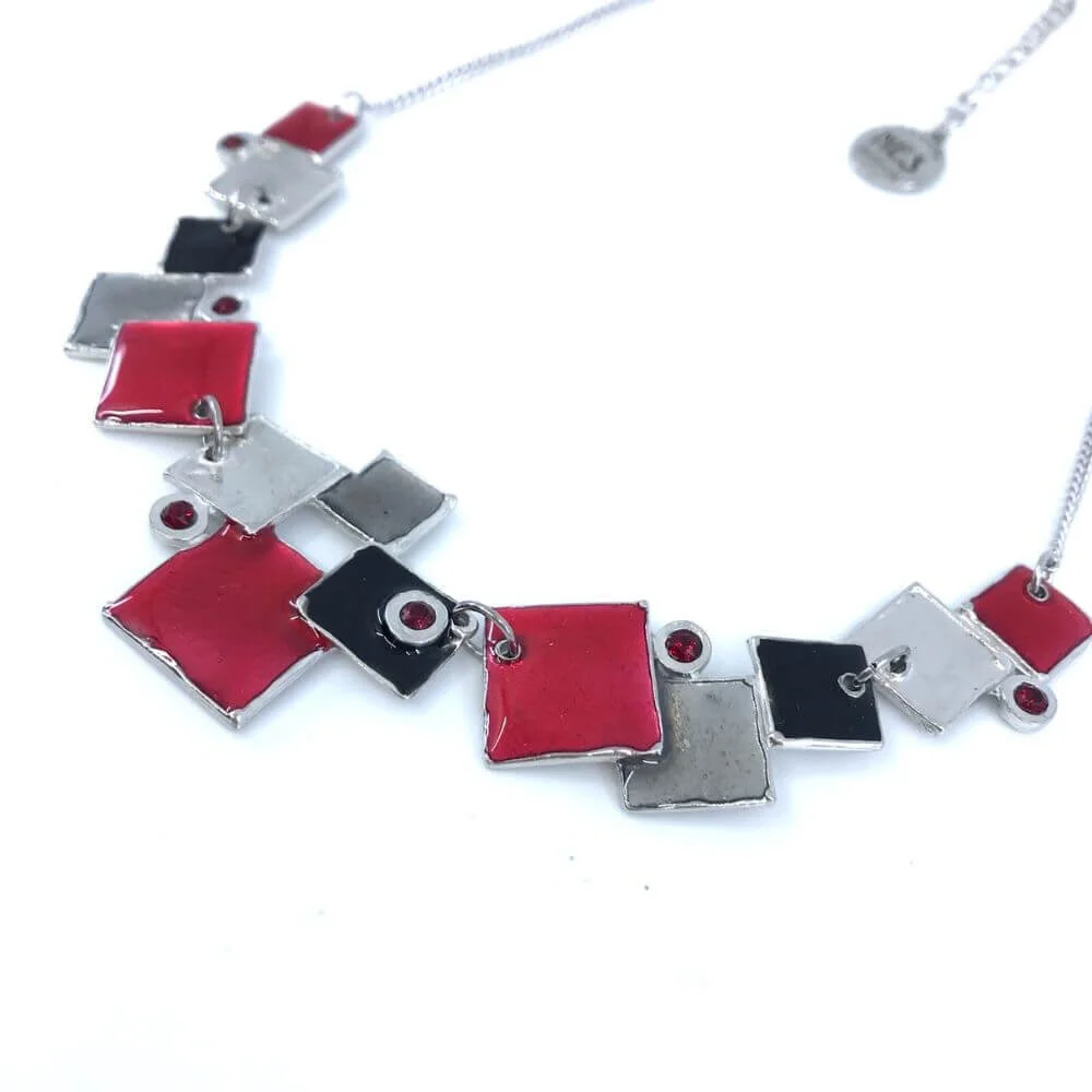 collier en étain de formes carrés organique. couleur rouge