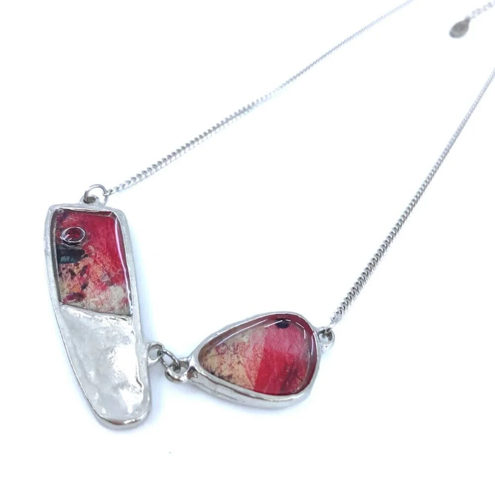 collier en étain avec pièces en formes de géodes, rouge, créations québécoise