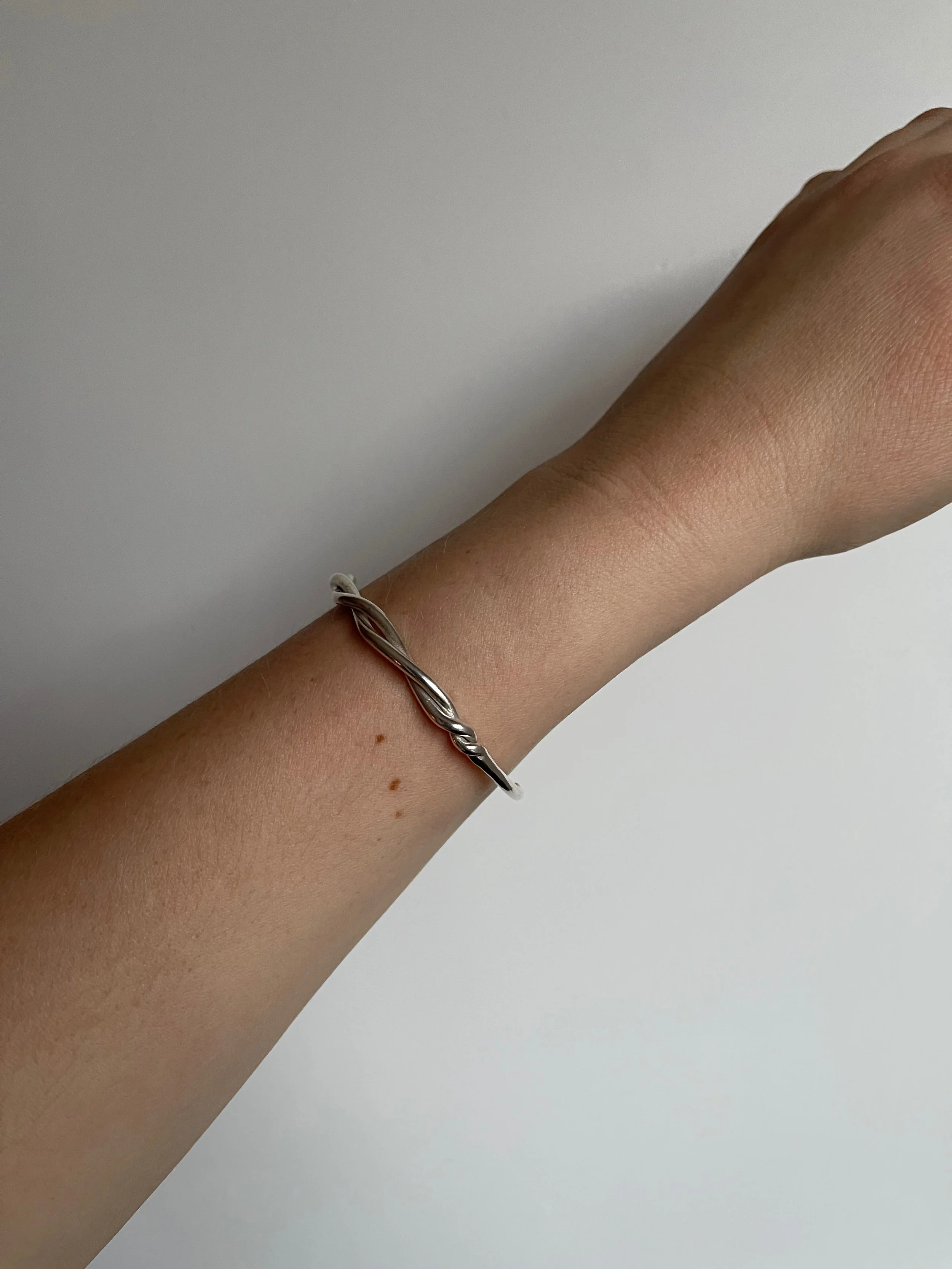 Twist cuff, silver, side view.jpeg