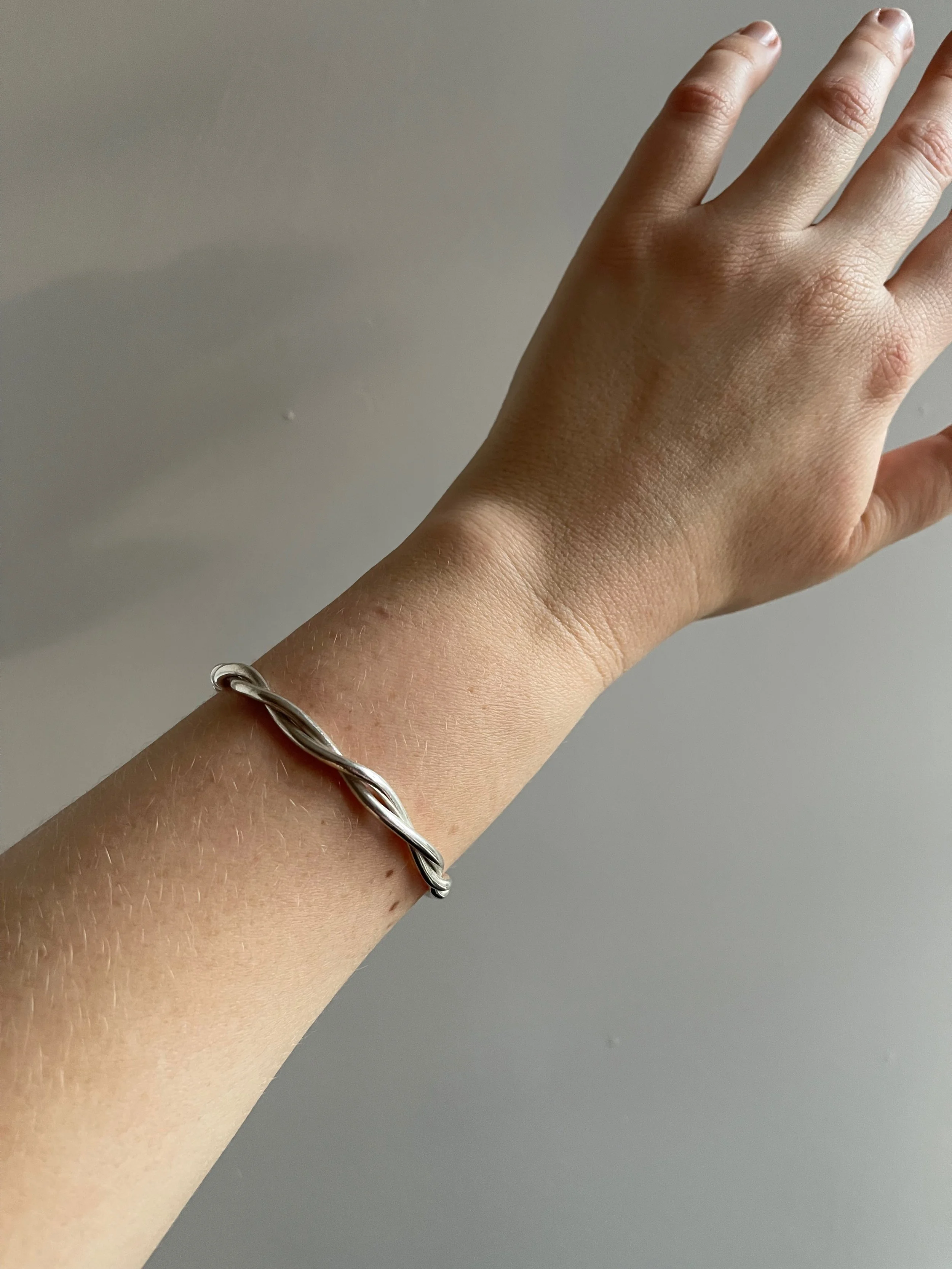 Twist cuff, silver, top view.jpeg