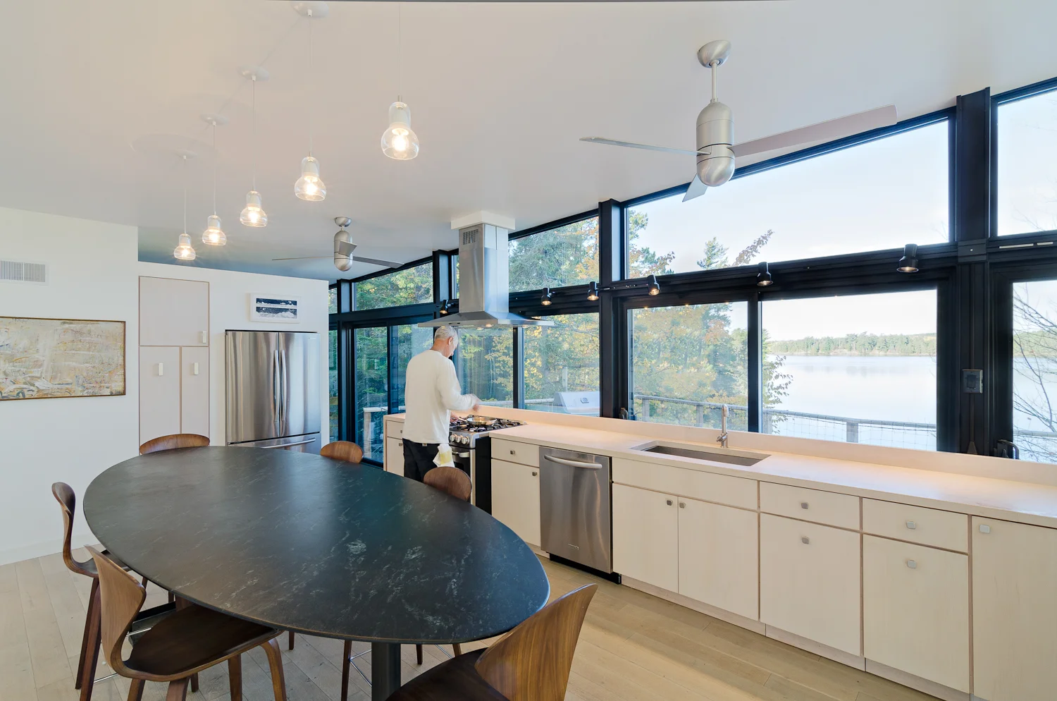  Floor-to-ceiling, full-length glass composes the lakeside façades of two prefabricated modules, so that each offers a distinct, expansive view of the lake and its islands. 
