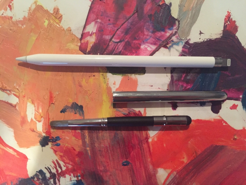 A Sensu Brush next to an Apple Pencil