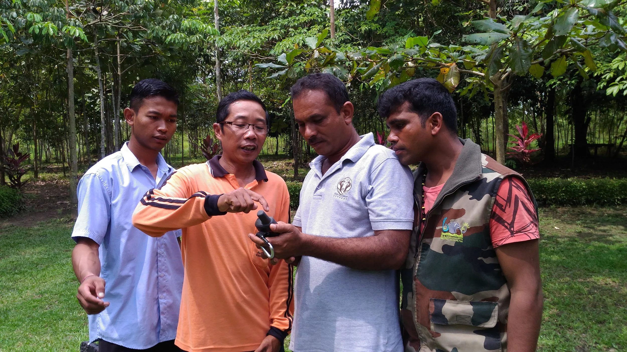 Two Karnataka mahouts (right) being instructed on the use of a GPS unit by two Indonesian mahouts (left)