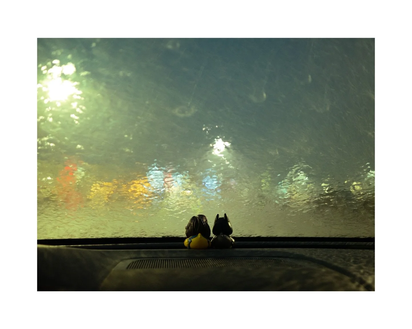 Man on a mission. Waiting for @gracielasocorro in the rain.