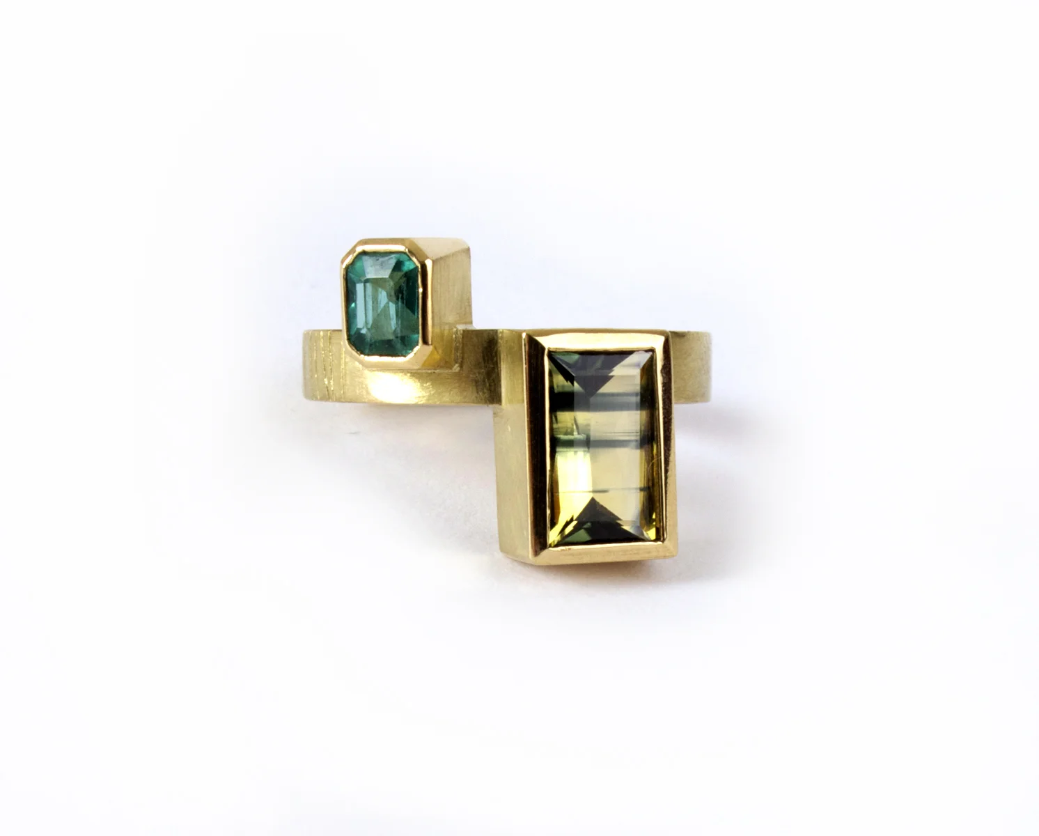 Australian parti sapphire & natural emerald, 18ct yellow gold