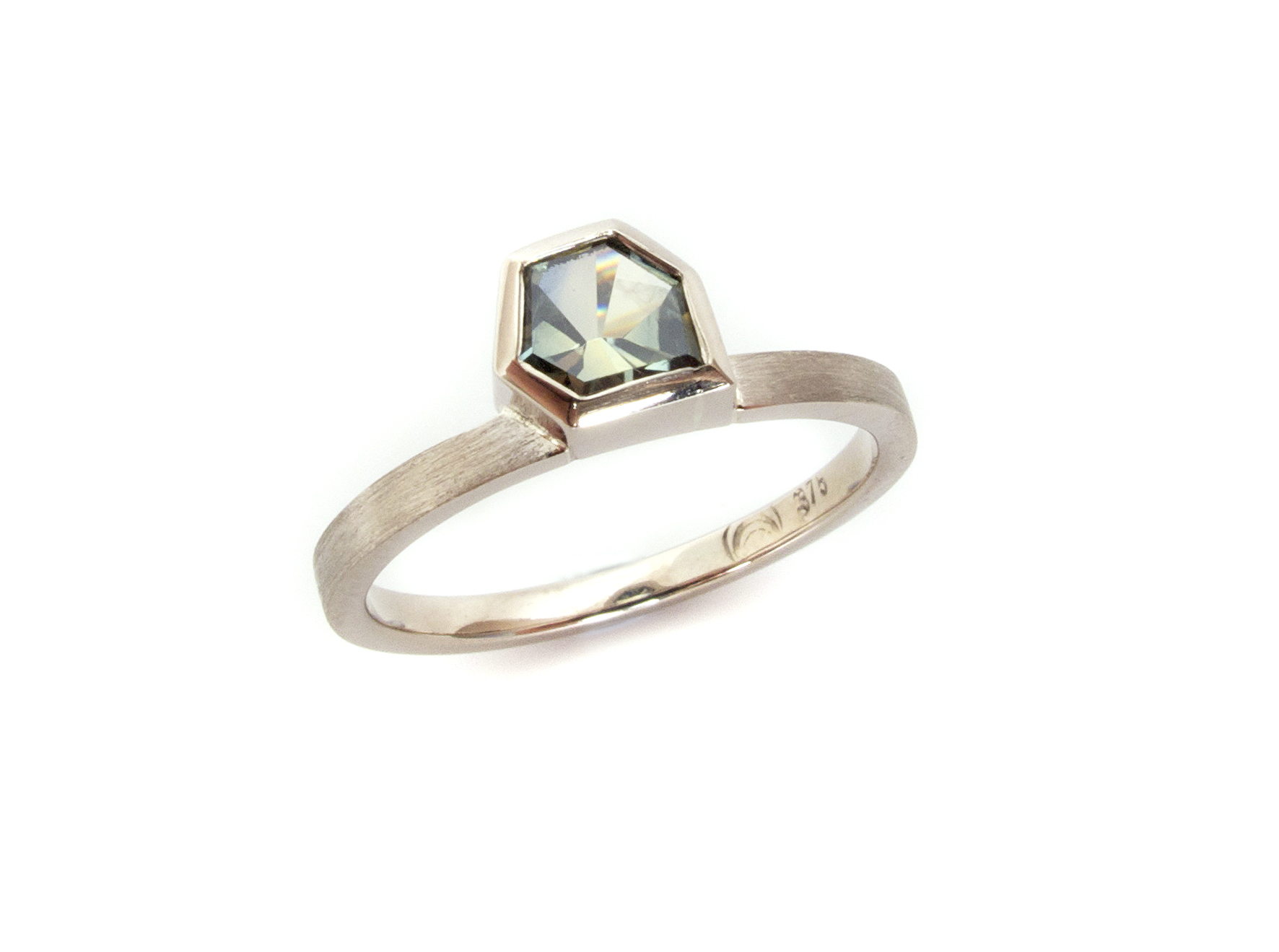 hexagon Australian parti sapphire, 9ct grey gold