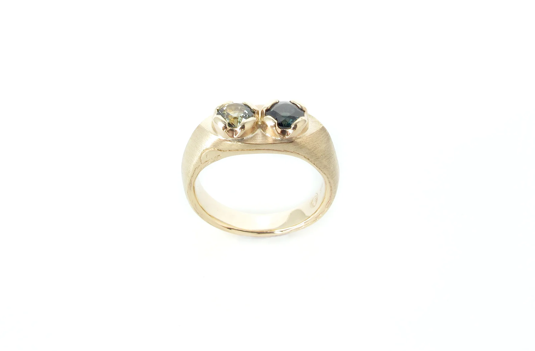 toietmoi sapphire signet ring 5.jpg