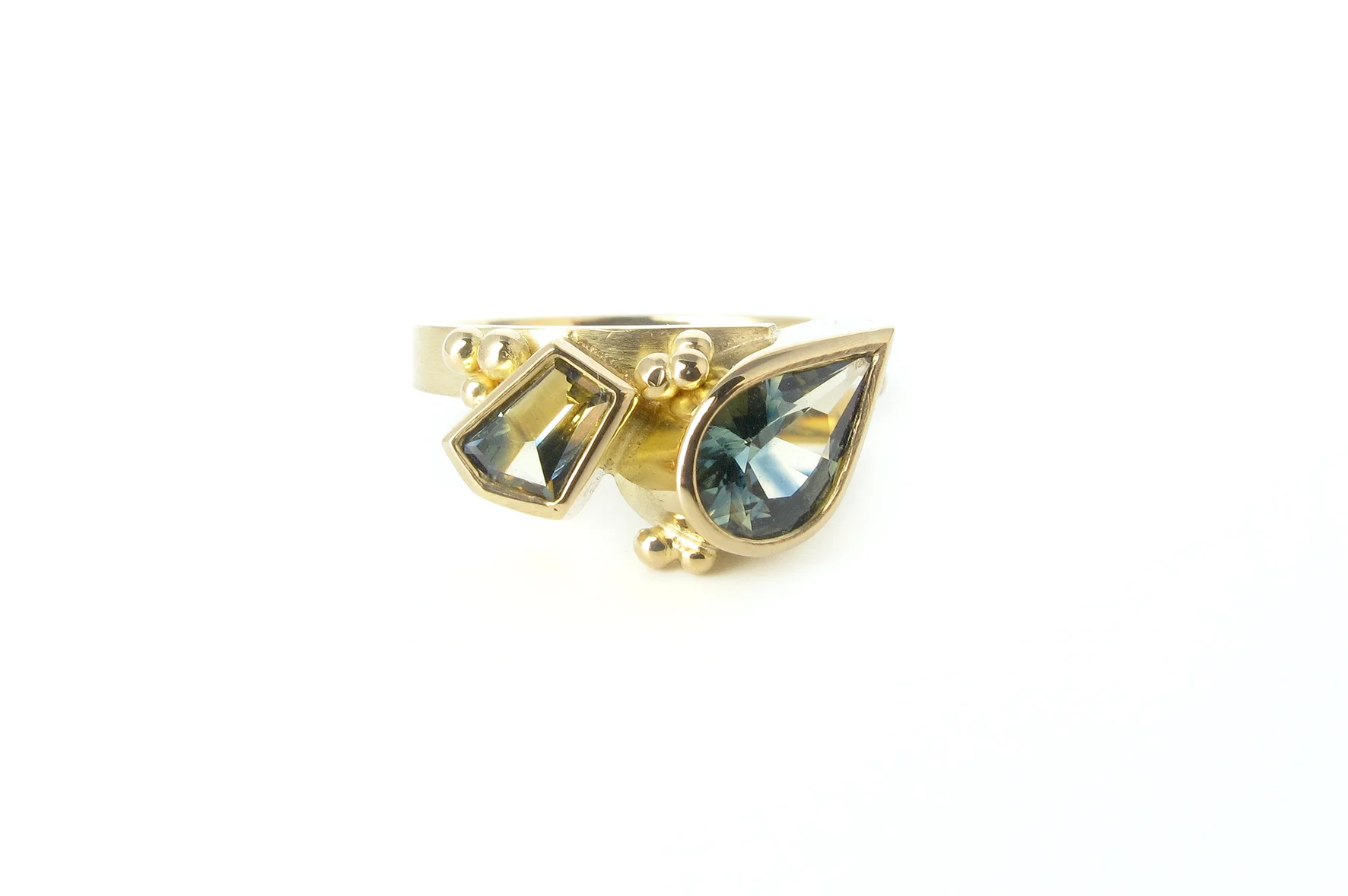 toietmoi pear sapphire ring 1.jpg