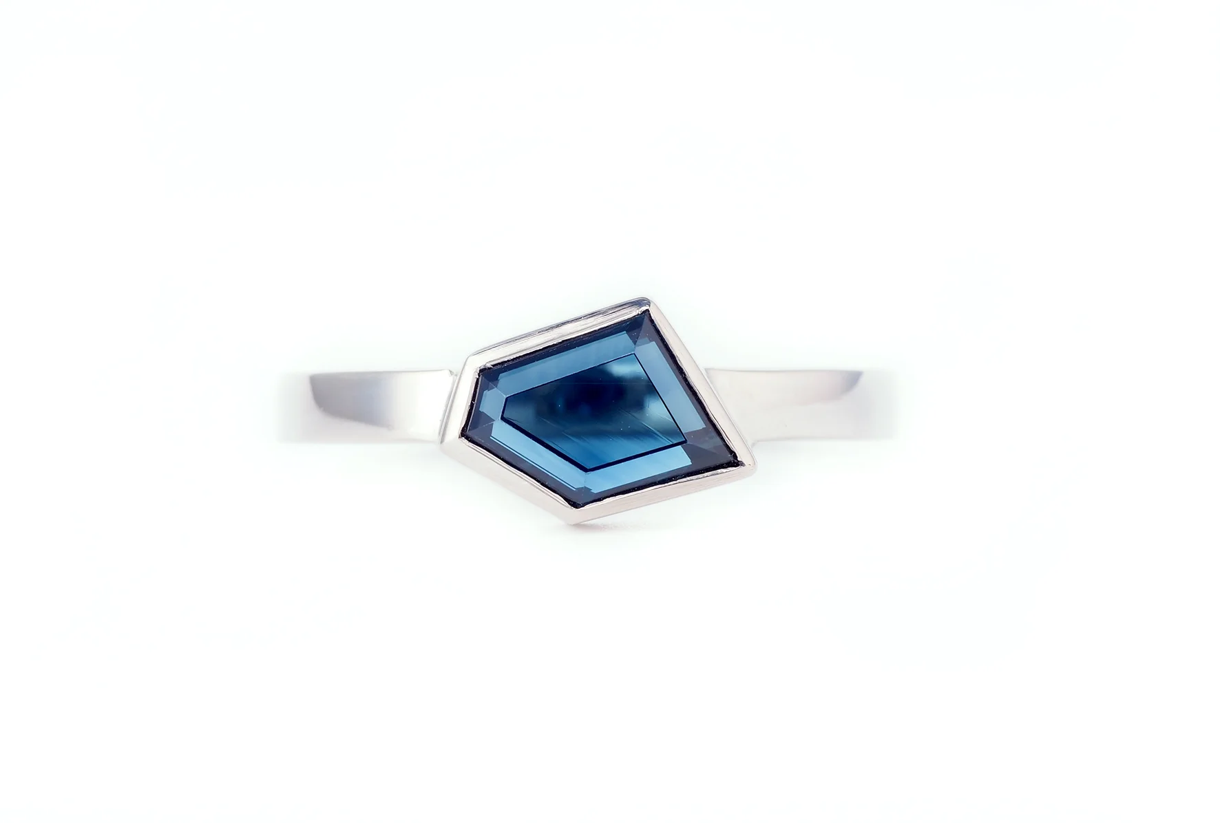 Australian sapphire freeform tablet, set in 9ct white gold
