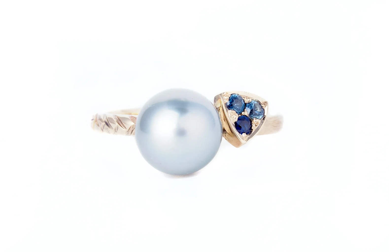 Tahitian pearl & Australian sapphires, in 9c yellow gold