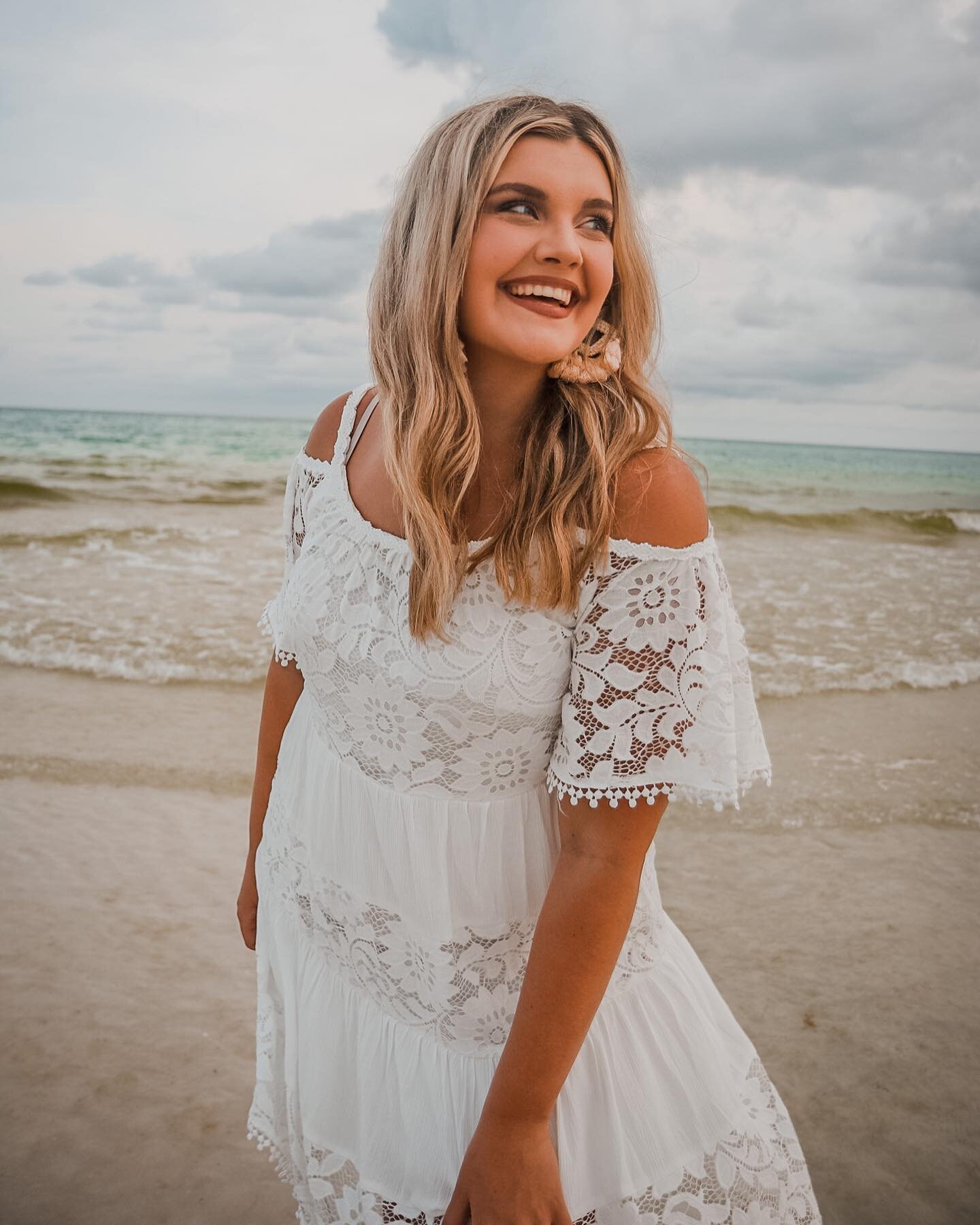 #seniorportraits on the beach? YES PLEASE! 🎓🤍 love these pics of @alaina_deal from this past weekend! 
&hellip;&hellip;&hellip;.
#30alifestylephotographer #30afashionphotographer #30afamilyphotos #familyphotographer #30acouplesphotographer #photogr