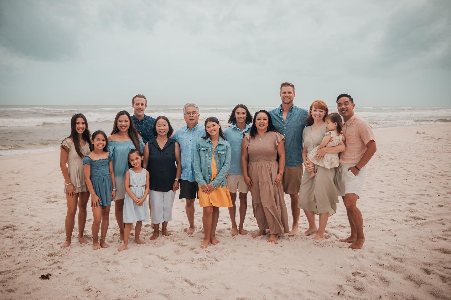 one of the most fun shoots i&rsquo;ve had in a while thanks to this incredibly sweet and hilarious family! 🤍🫶🏻

thank you to the Nguyen family for having me take your family beach pics!
&hellip;&hellip;&hellip;.
#30alifestylephotographer #30afashi