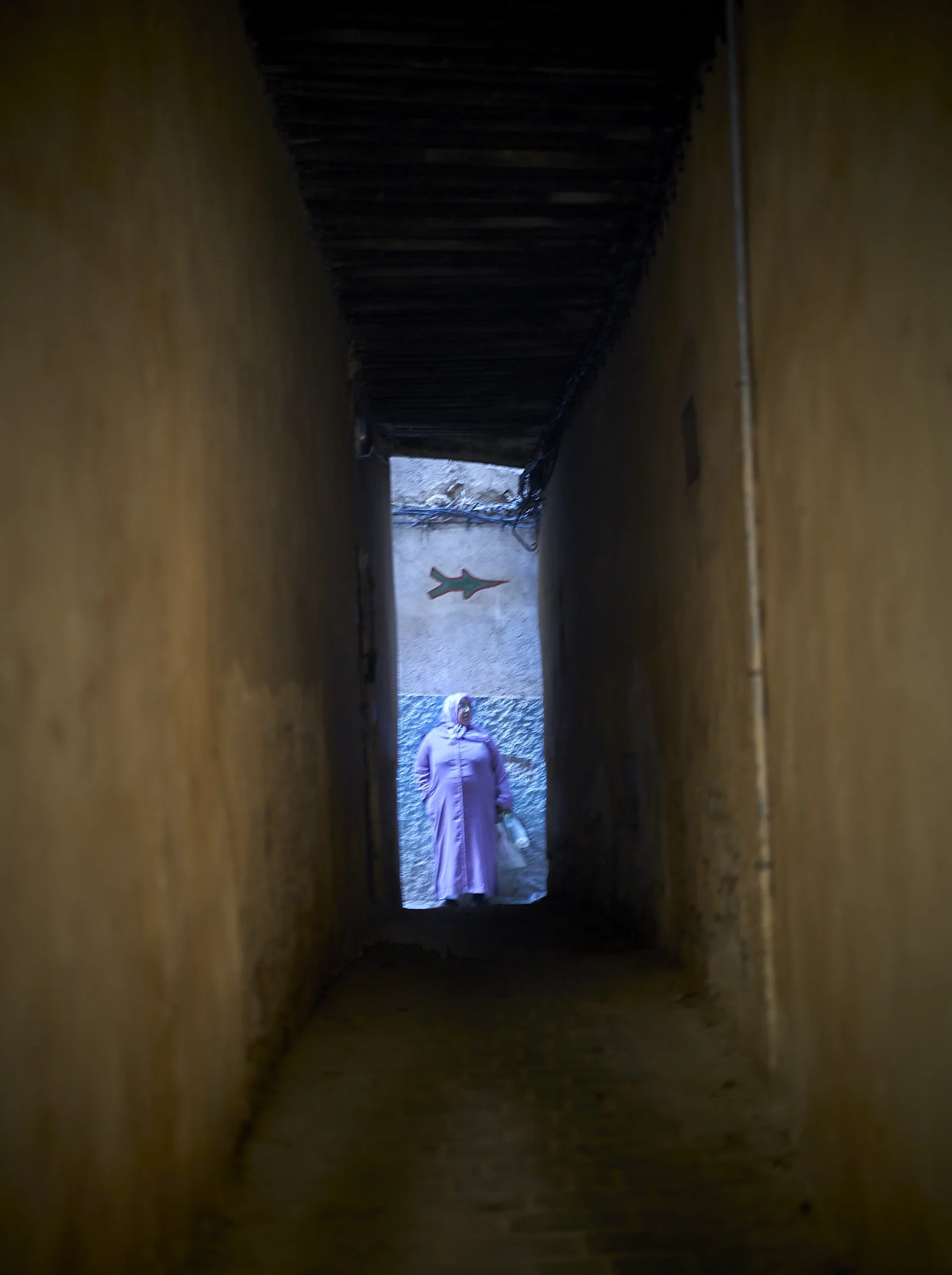 FES_MEDINA_WOMAN_TUNNEL 1.jpg