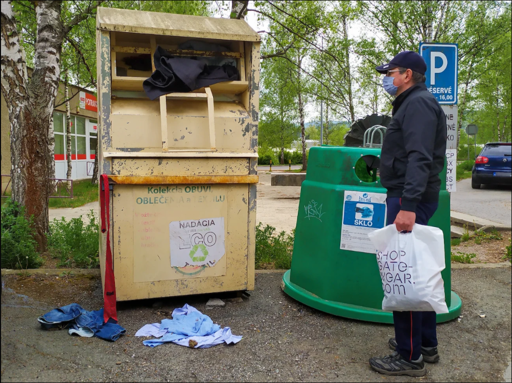 Unfortunately, this mess around the collection container, after it’s been looted, is not an exception in housing estates.