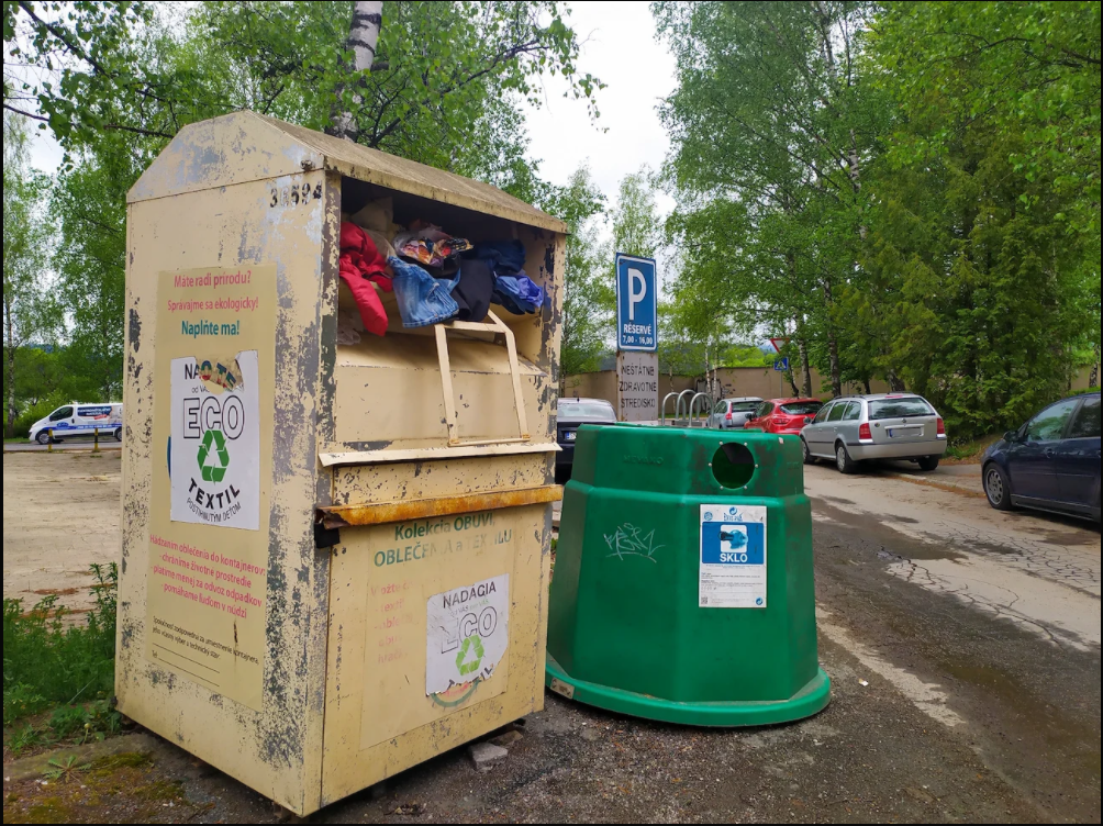 Overflowing used clothes containers in Spišská Nová Ves are often subject to looting.