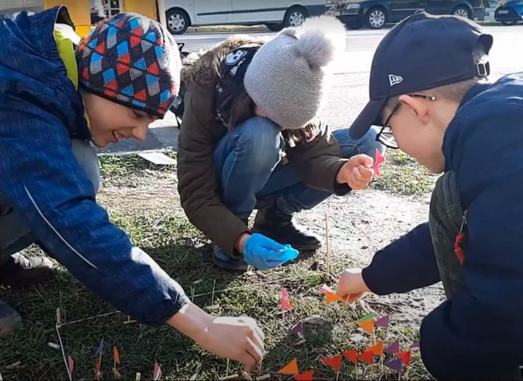 Pupils made a mini-campaign at the stop. They marked cigarette butts with colored flags for canapés. Photo: Patrik Poltársky