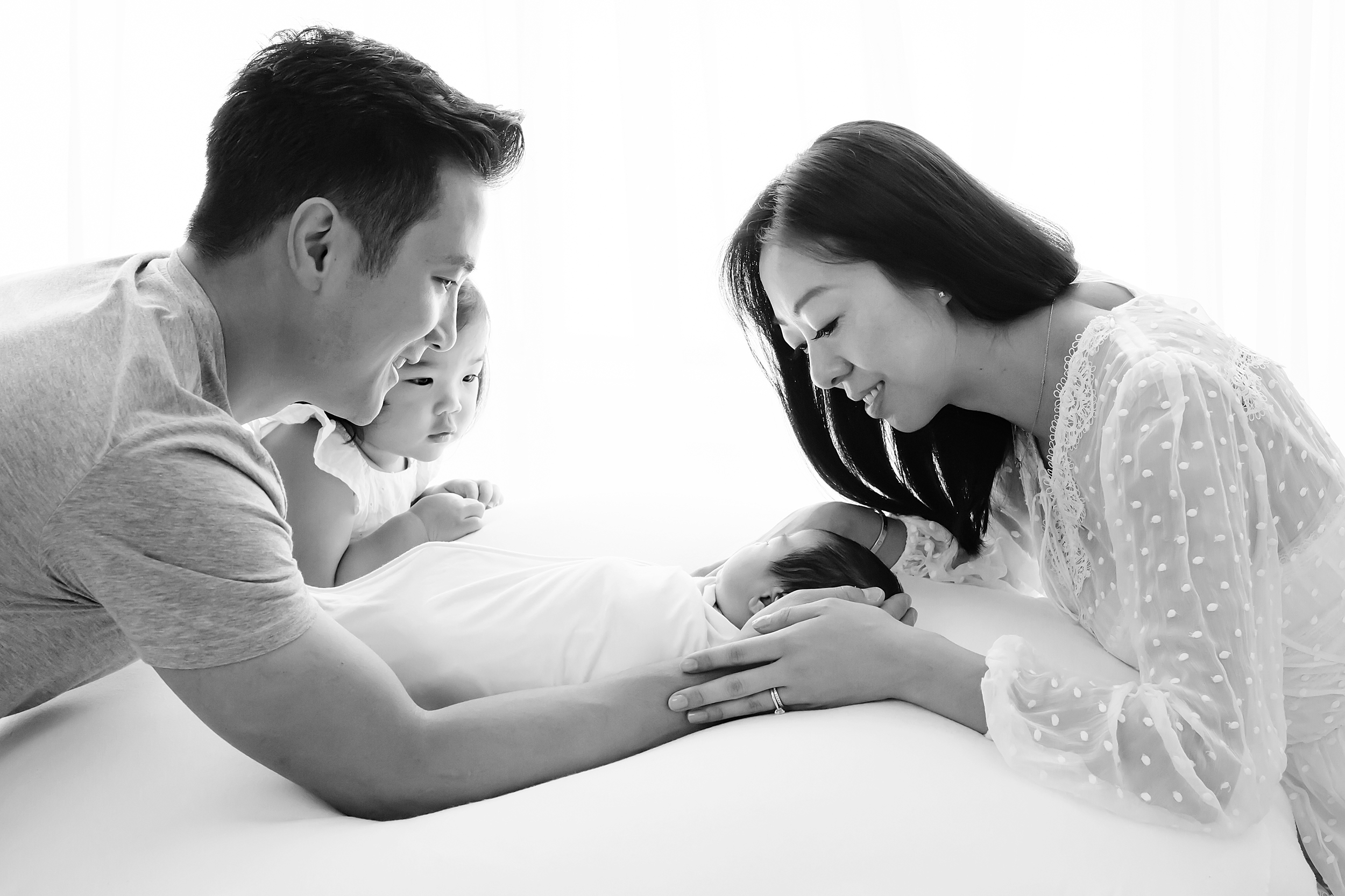 A black and white baby photo showing a new family with their newborn baby in Melbourne
