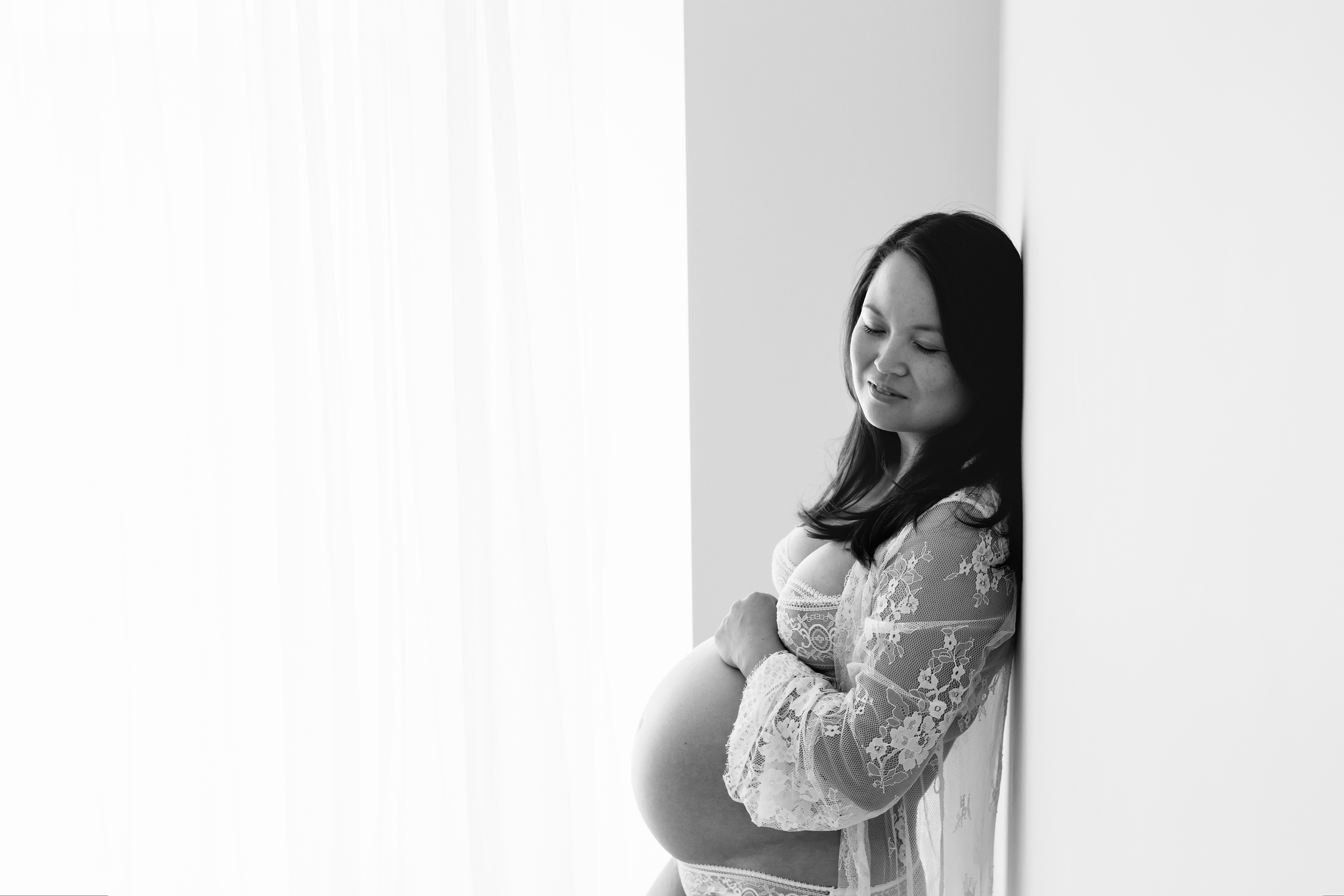 Black and white photo of pregnant woman in third trimester by Melbourne maternity photographer