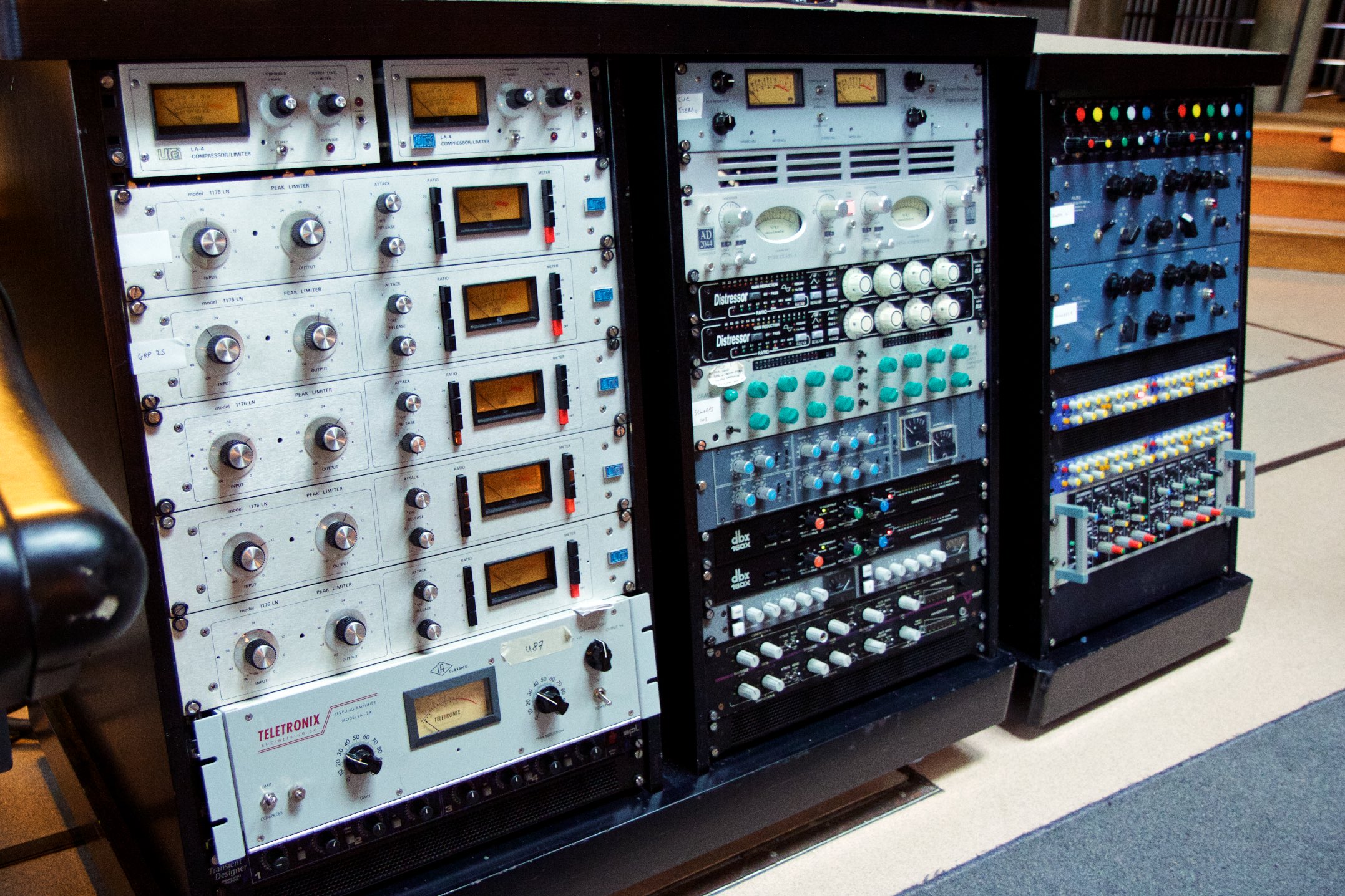 Here is a picture of some compressors that I took at a session at Real World. It's just here to spice things up a bit, you know? Otherwise it's just a lot of text and people don't wanna read stuff these days. We need distractions. Plus, I think it looks better. Spruces the place up, like a nice throw, some cushions, or a nice lamp.