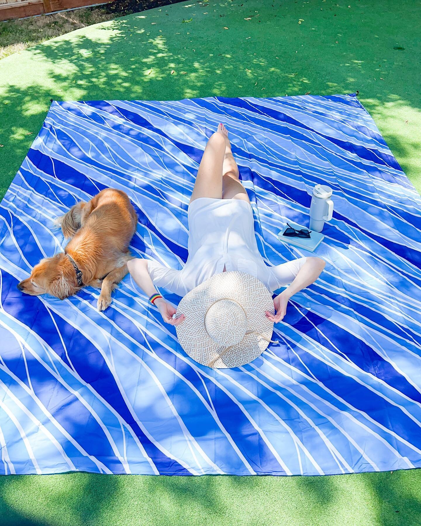 This @everlasting_comfort beach blanket is a must have for summer! Ad

Lightweight, waterproof, sand resistant, large enough to fit 10 people (or pups 😉🦮and easy to travel with! (It comes with its own carrying case!)

It also features pockets on th