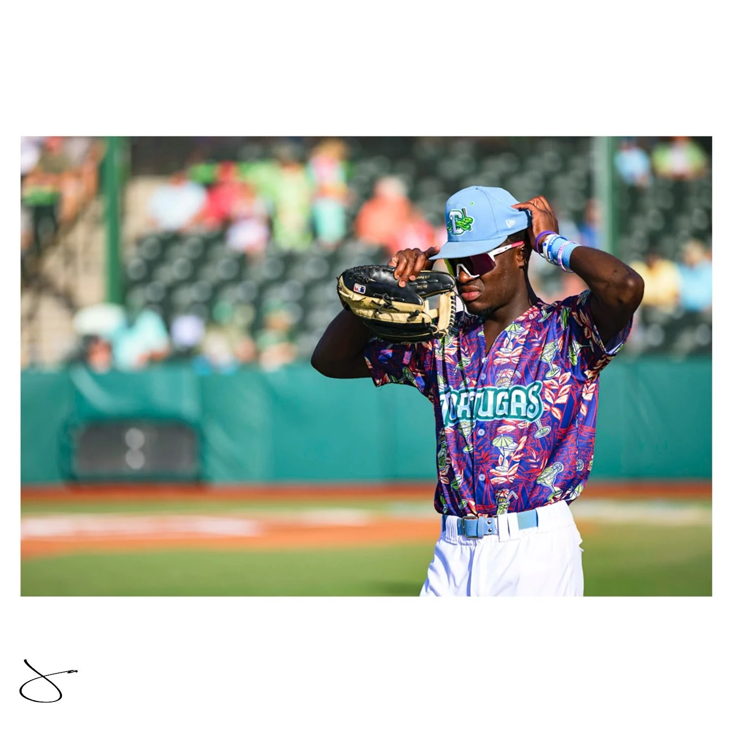 📸 swaggin in the #margaritaville unis. 🐢🍹
New faces having themselves a game, and and let&rsquo;s show so love for the bunt! 
#mlb #milb #milbpipeline #reds #daytonabeachtortugas #baseball #photography #sportsphotograper #daytonabeach