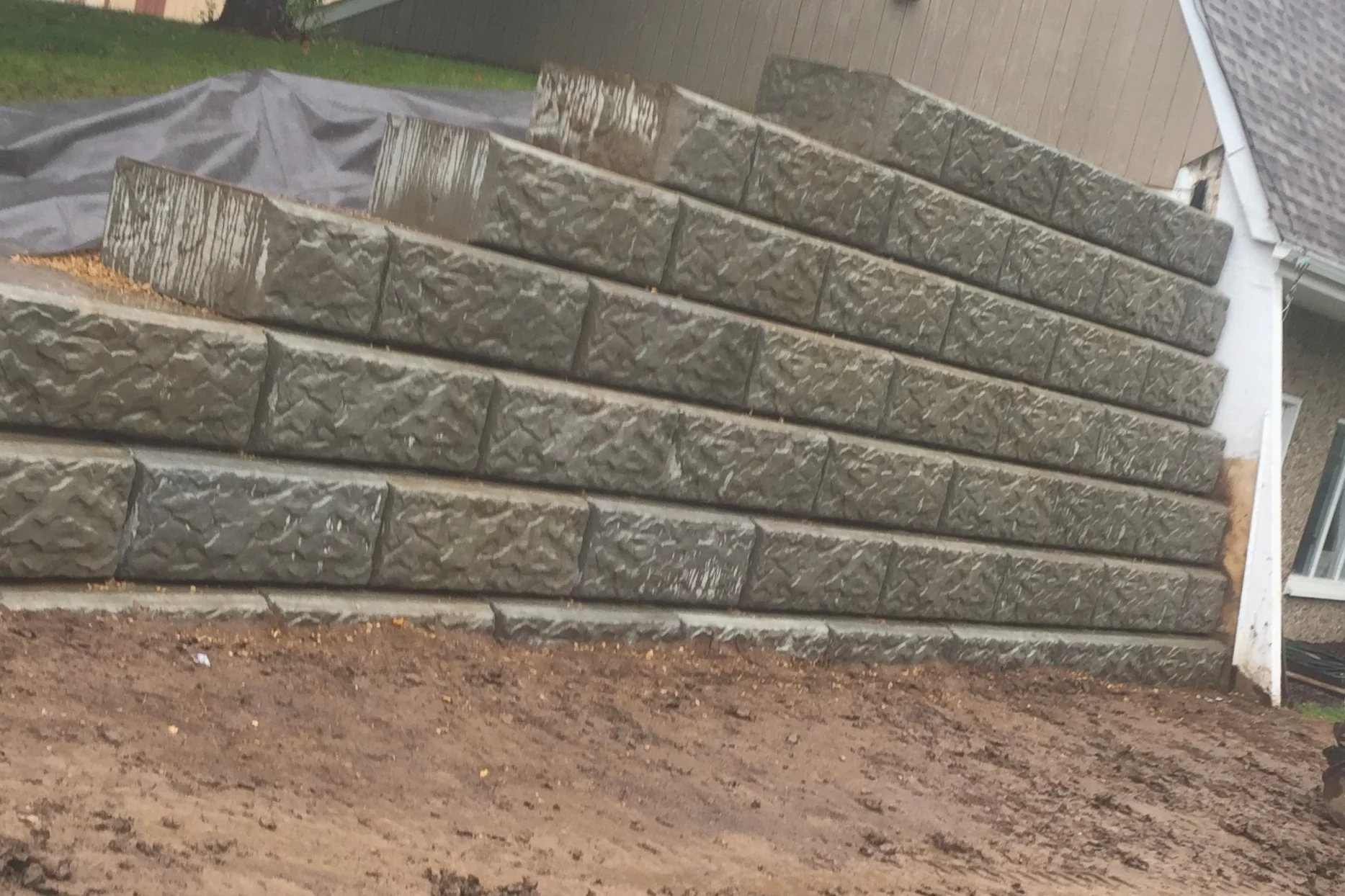 Large block retaining walls