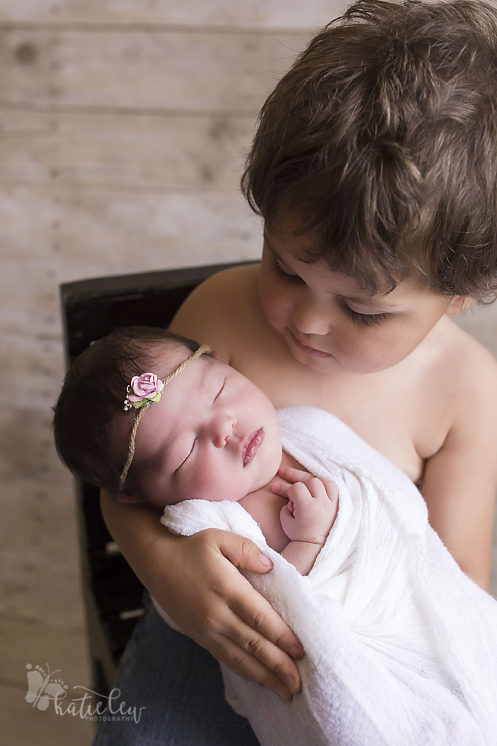 sibling pose newborn photography