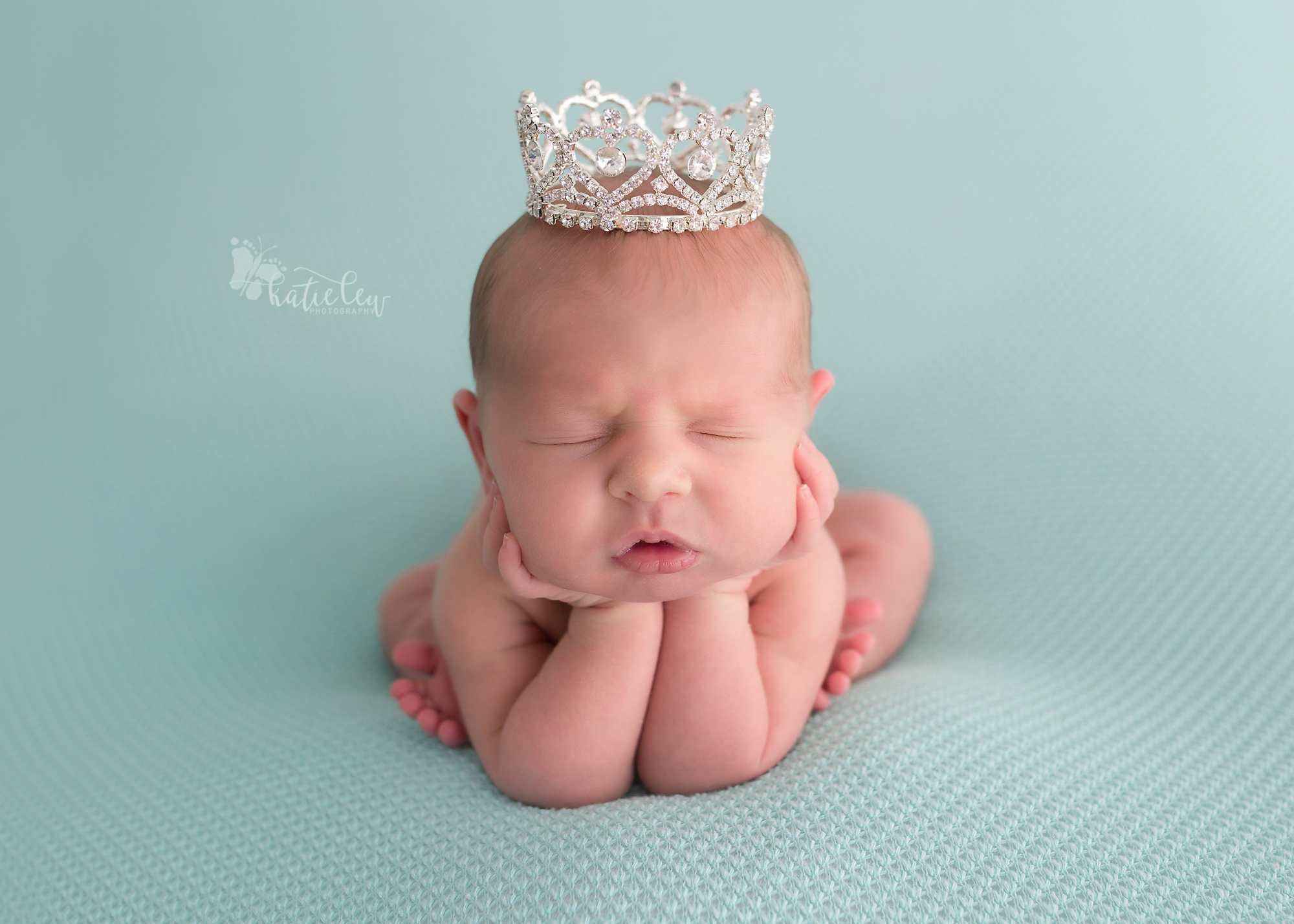 Newborn girl from tulsa in froggy pose