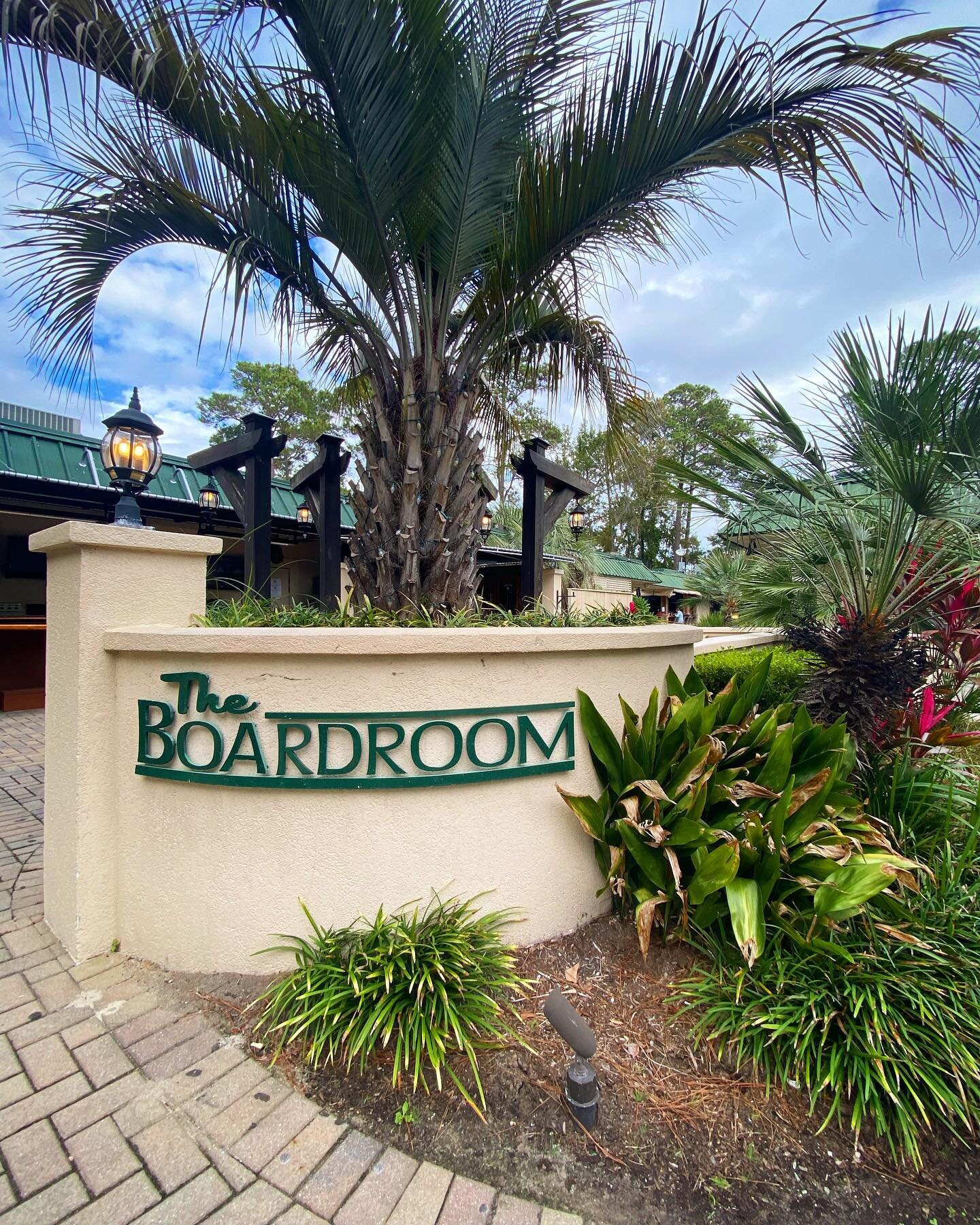 &bull;The best happy hour starts in two hours! See you all at The Boardroom at 5pm! 🍷🍻🍹

#theboardroomhhi #boardroomhhi #CRAB #crabgroup #hiltonhead #comeseeus