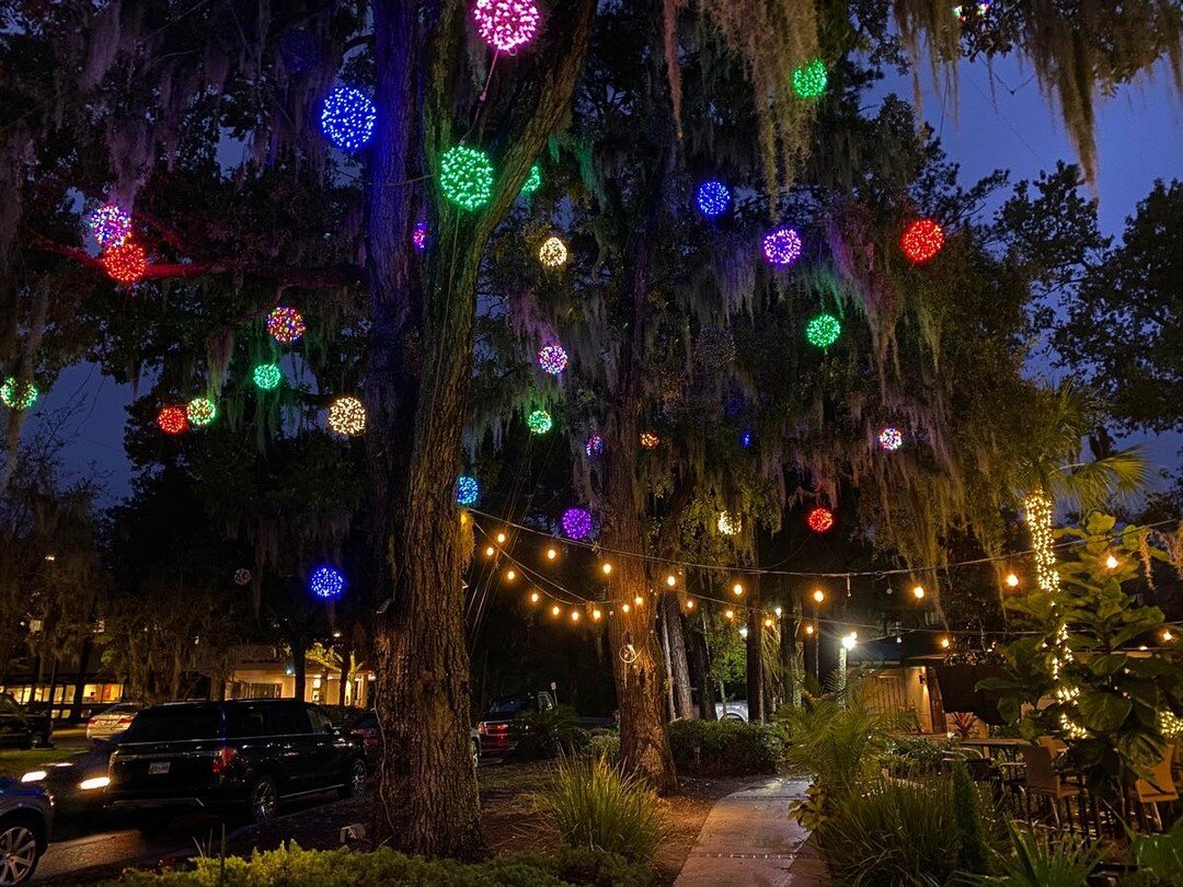 &bull;Who else loves the view of the plaza during this time of the year?! 😍
-Come on over for happy hour and watch the sky get colorful! 

#theboardroomhhi #boardroomhhi #CRAB #crabgroup #hiltonhead #cocktails #foodie