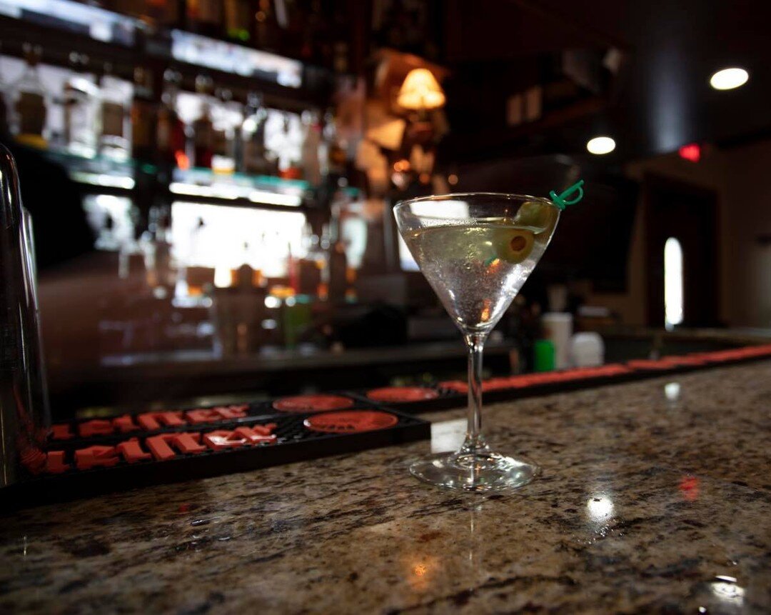 &bull;Cheers to the start of a new week! Enjoy it at The Boardroom for Happy Hour! 🍸

#theboardroomhhi #boardroomhhi #CRAB #crabgroup #happyhour #cocktails #hiltonhead #martini
